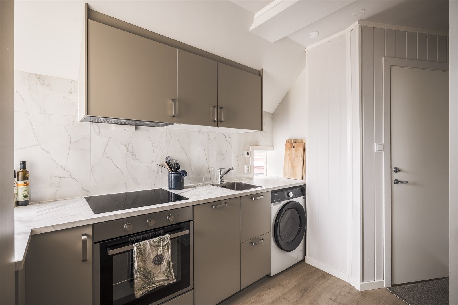 IKEA kjøkken innredning med glatte fronter og benkeplate av laminat. Galleribilde