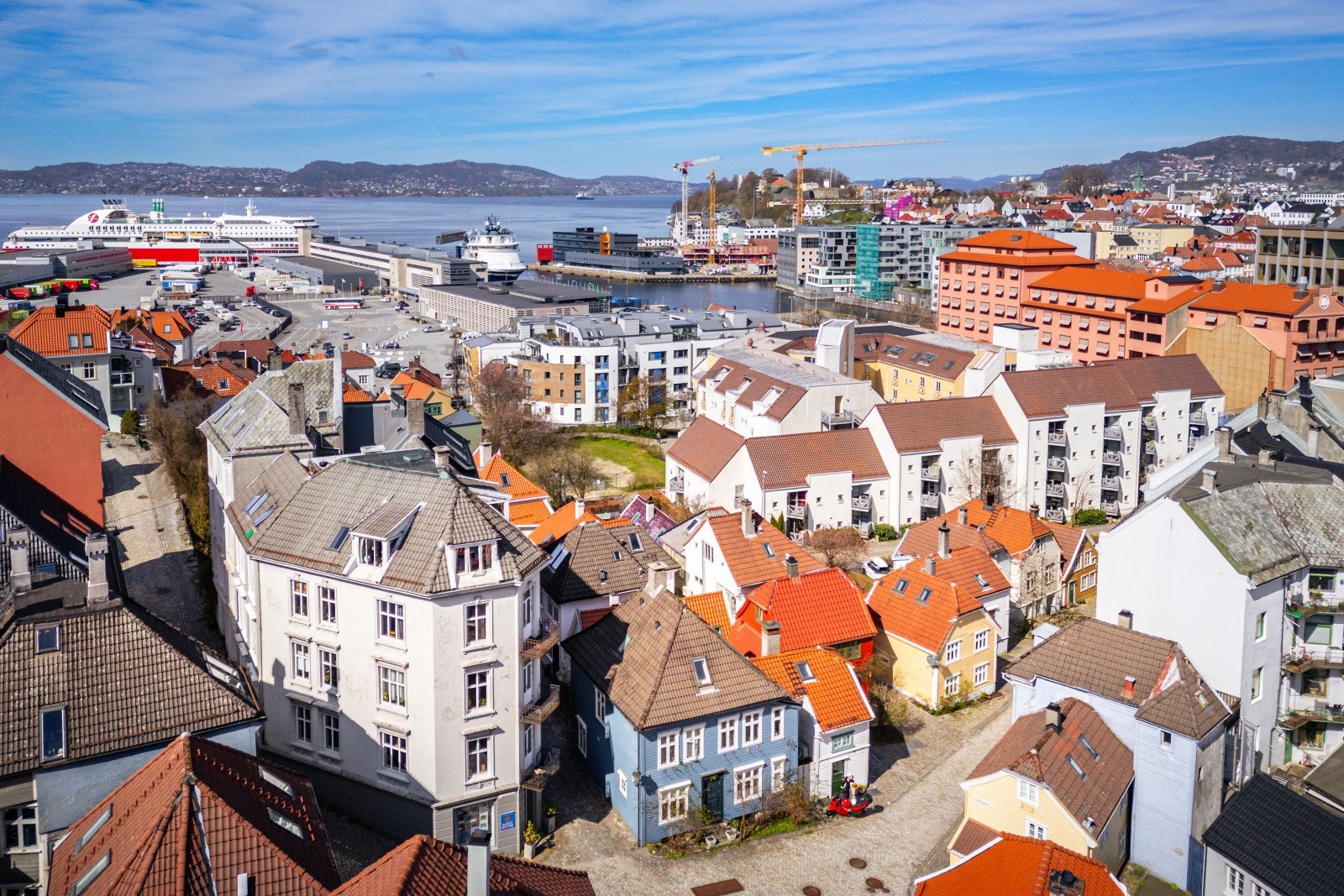 Her bor du i historiske og idylliske omgivelser, med umiddelbar nærhet til studiesteder, kulturtilbud, rekreasjon og alt det pulserende bylivet Bergen har å by på. Galleribilde