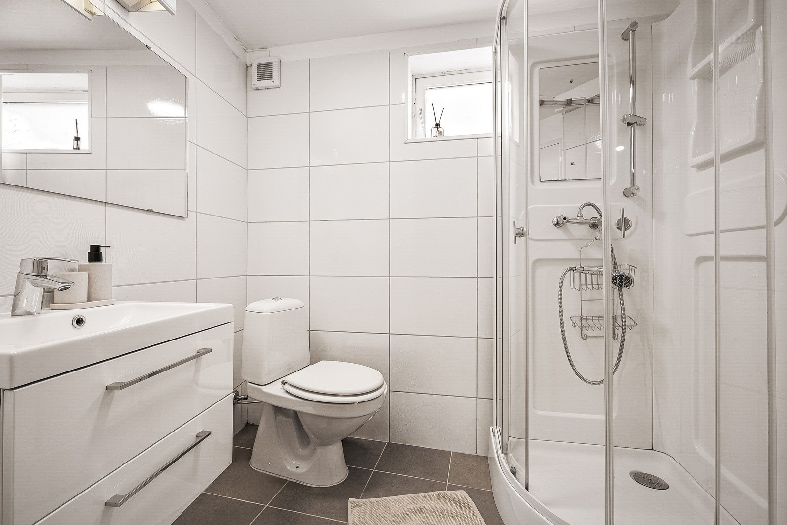 Badet er innredet med nedfelt servant, toalett og dusjkabinett. Galleribilde