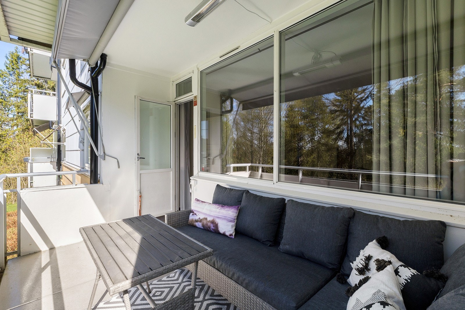 Når du står på balkongen forstår du fort at dette er en viktig del av leiligheten. Her er det god plass til ønsket møblement og grill hvor man kan invitere venner og familie til hyggelige sammenkomster. Balkongen er utstyrt med utelys, strømuttak Galleribilde