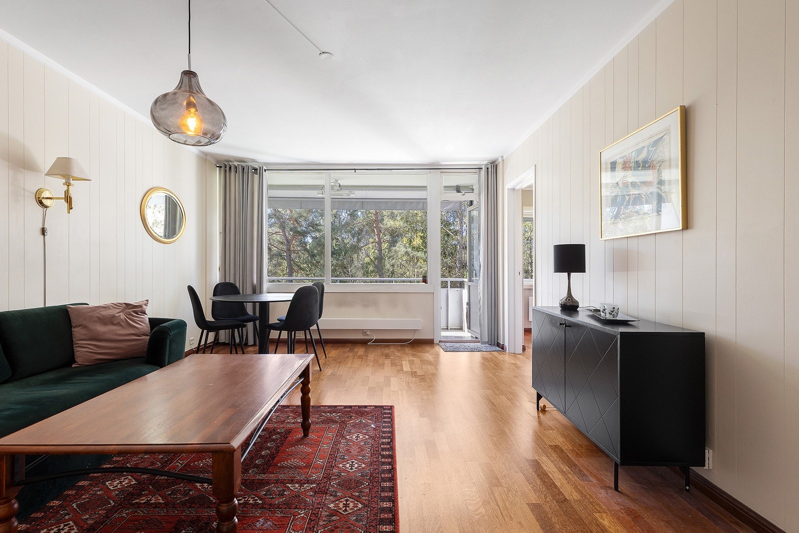 Lys og luftig stue med store vindusflater som slipper inn naturlig lys til hele rommet. Fine møbleringsmuligheter med god plass til sofagruppe, spisebord samt øvrig møblement. Galleribilde