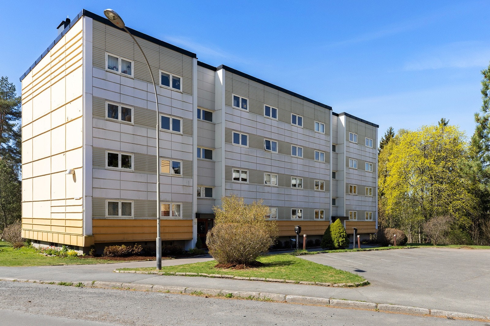 Her har du nærhet til det meste du trenger i hverdagen; nærbutikk og buss like ved, Oslo sentrum kun en kort T-banetur/busstur unna og flotte naturopplevelser i Østmarka innen gangavstand Galleribilde