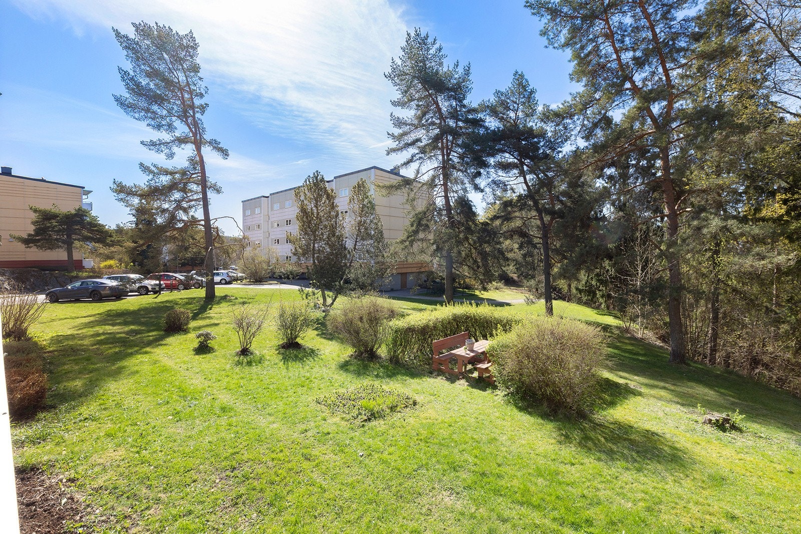 Leiligheten ligger skjermet til med hyggelig utsyn mot skogholtet og borettslagets fellesområder. Galleribilde