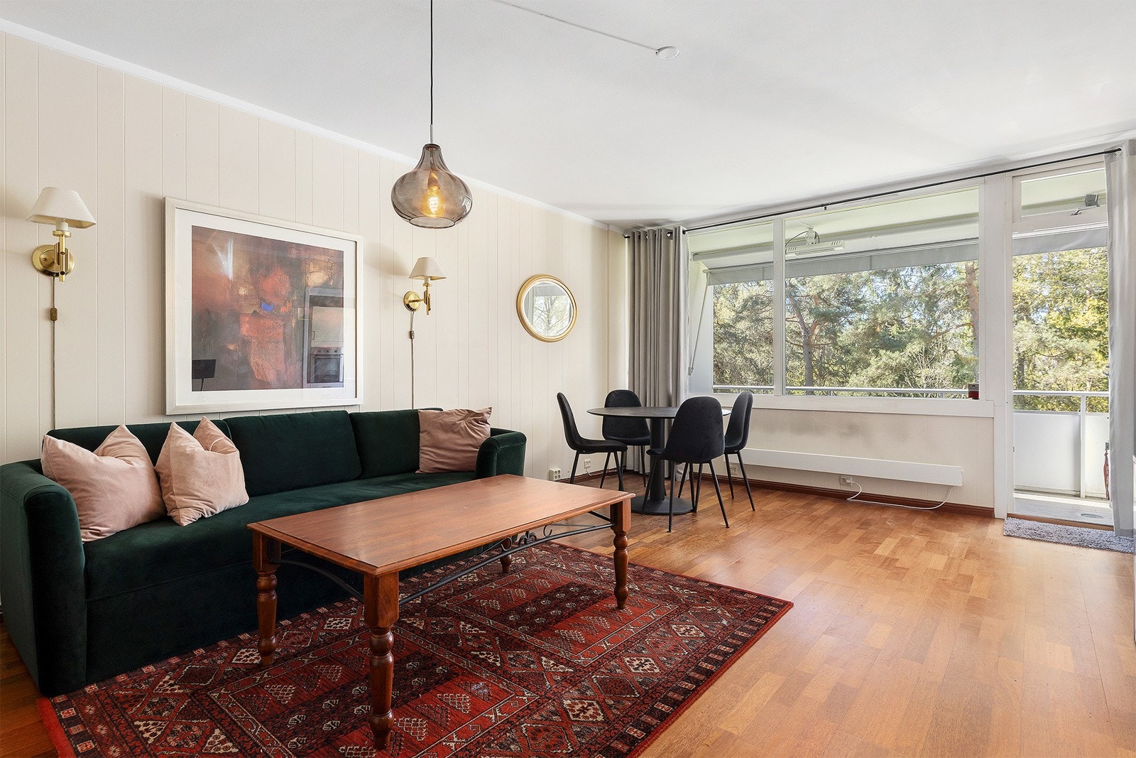 Fra stuen har du utgang til en sydvestvendt balkong på ca. 8 m² Galleribilde