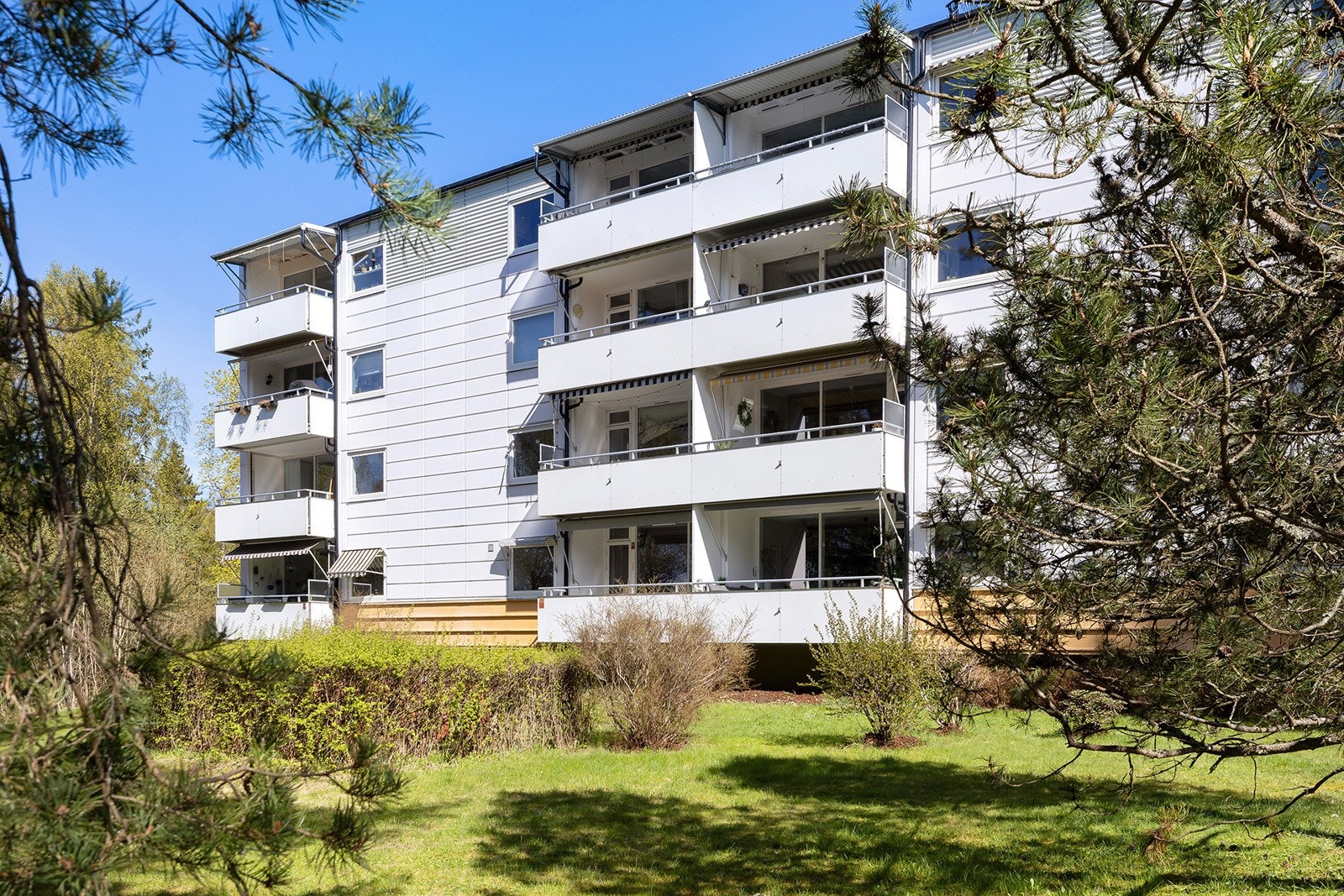 Rustadgrenda 11 ligger godt til i barnevennlige omgivelser på Rustad. Borettslaget ligger i grønne og attraktive omgivelser, med kort vei til Østmarka som byr på flotte tur- og rekreasjonsmuligheter. Galleribilde