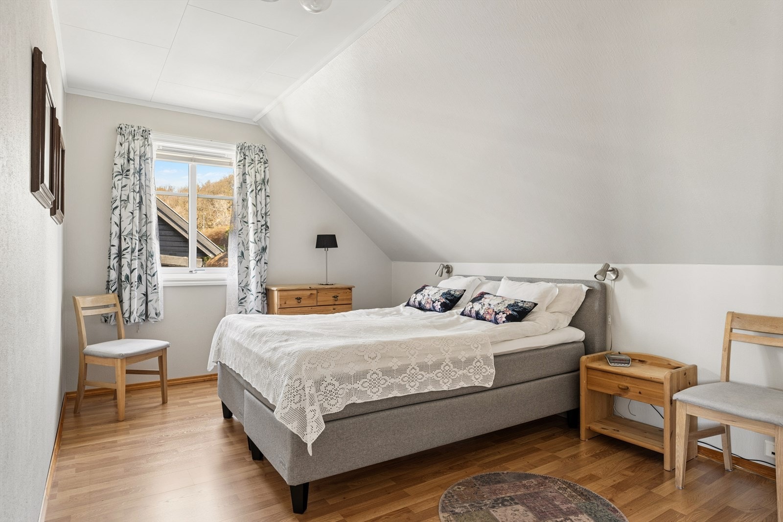 I andre etasje finner man tre soverom. Alle rommene er av god størrelse og er utstyrt med garderobe. I tillegg har man god plass til både seng og tilhørende møblement. Galleribilde
