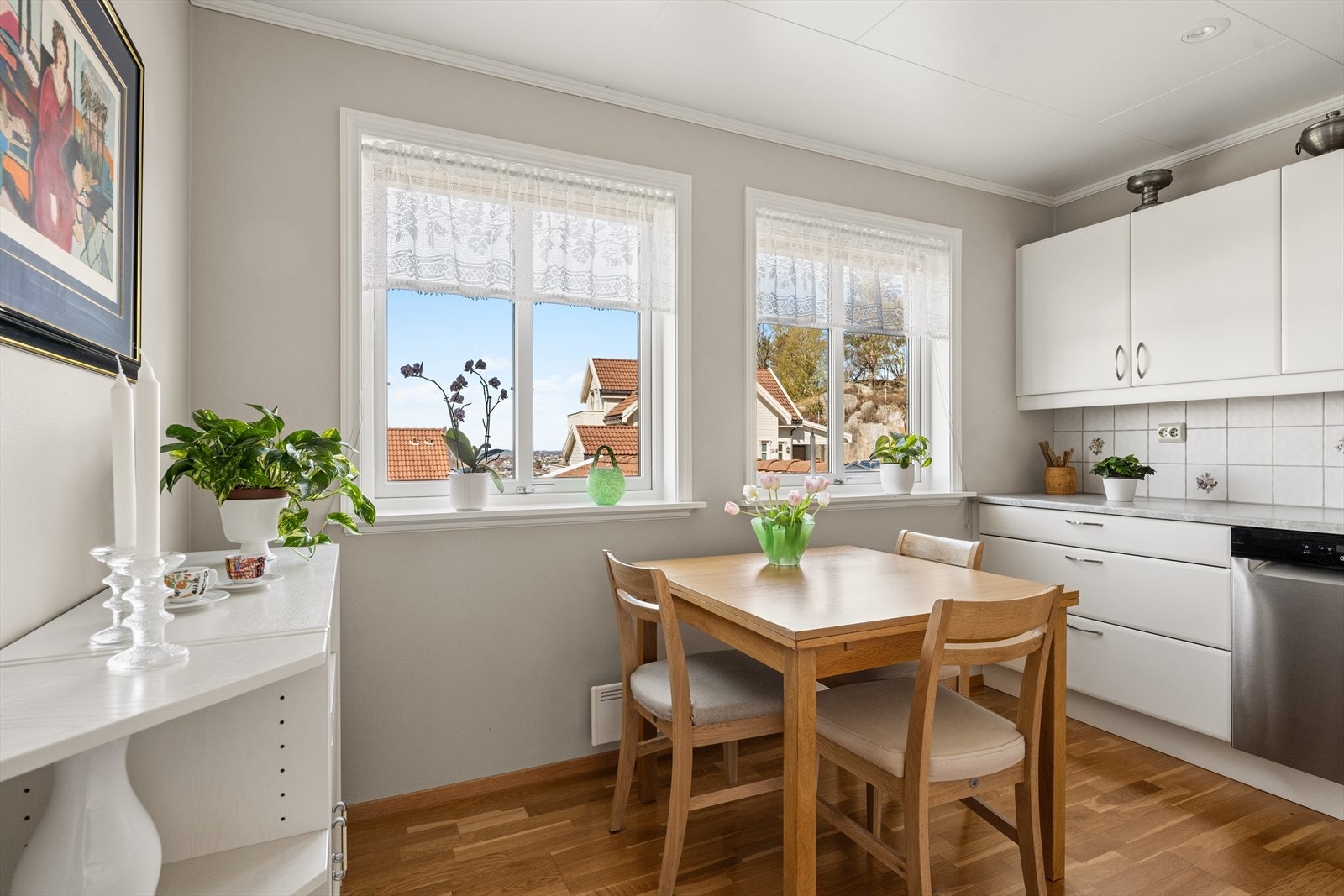 Kjøkkenrommet er av god størrelse og har rom for en liten sittegruppe. Galleribilde
