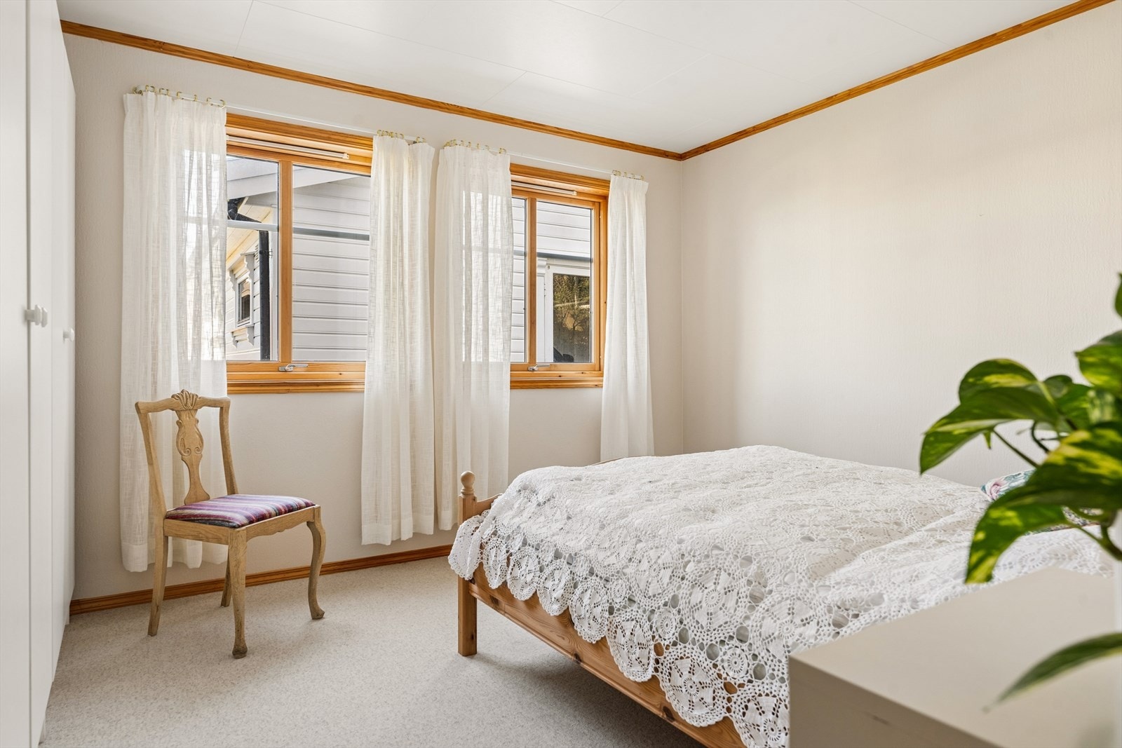 Soverom 4 er også utstyrt med stor garderobe og har god plass til seng. Galleribilde