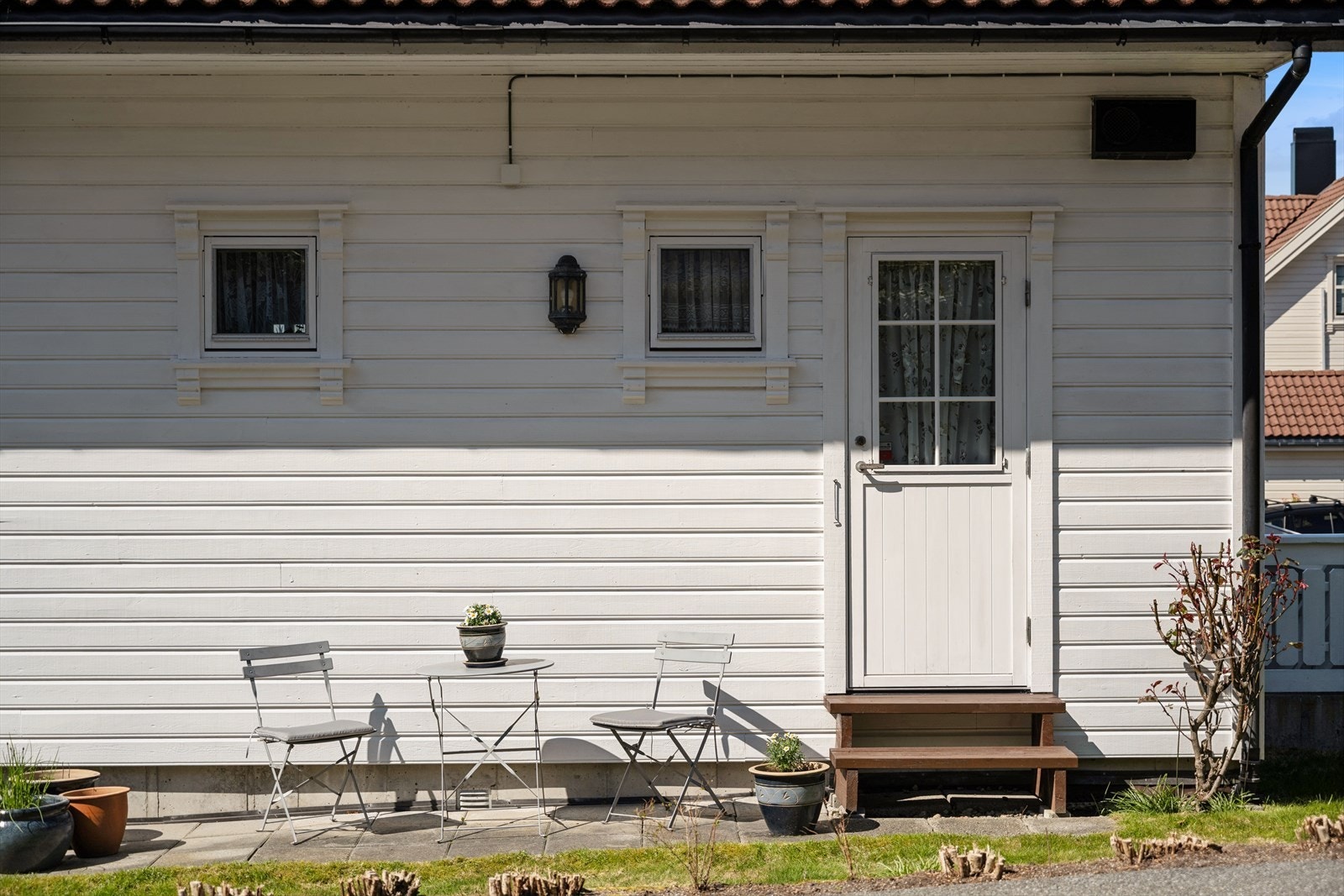 Baksiden av boligen hvor man har tilkomst til vaskerommet. Galleribilde