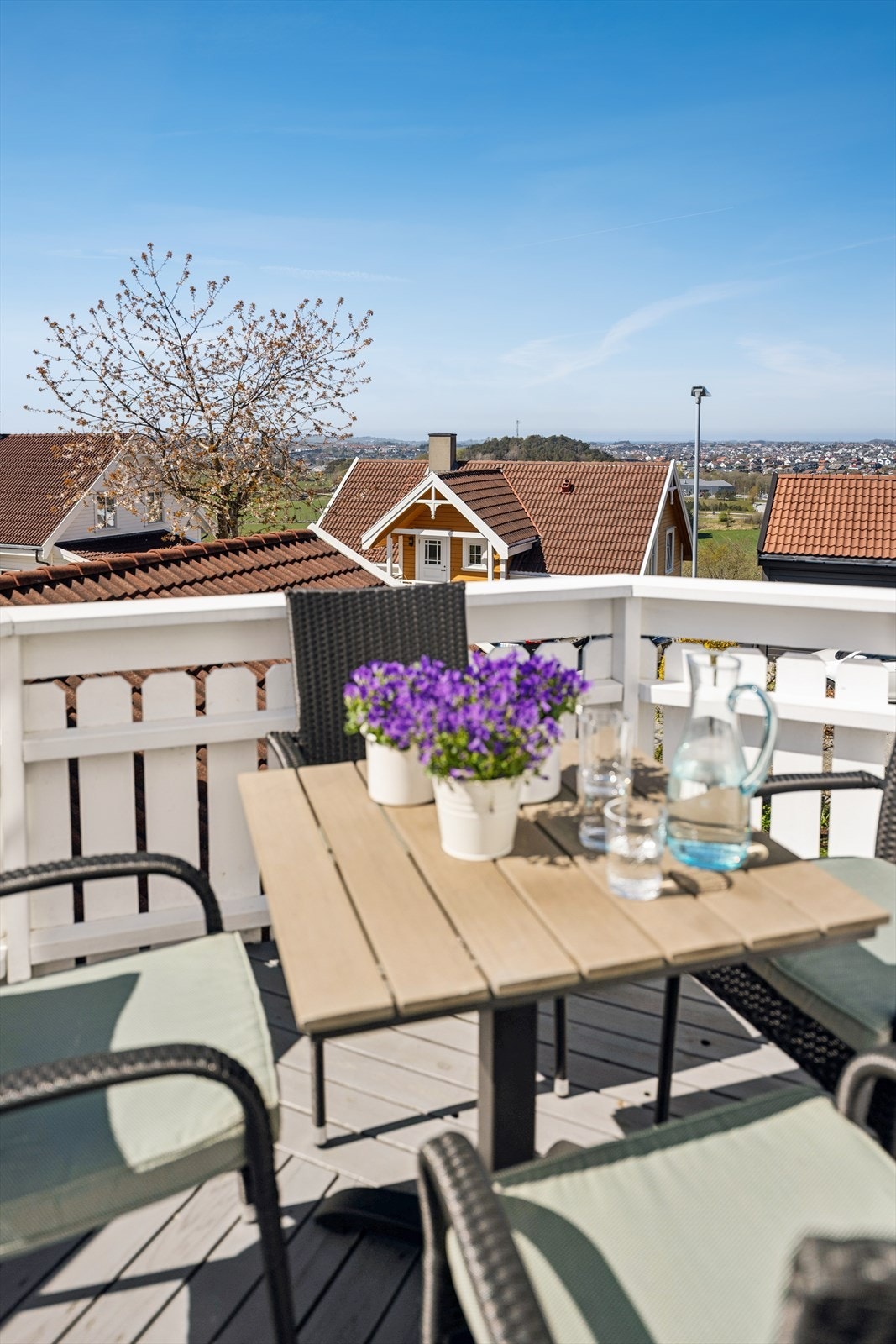 I Skaarlia bor man høyt og fritt. Her kan man nyte herlig utsikt og flotte solnedganger. Galleribilde