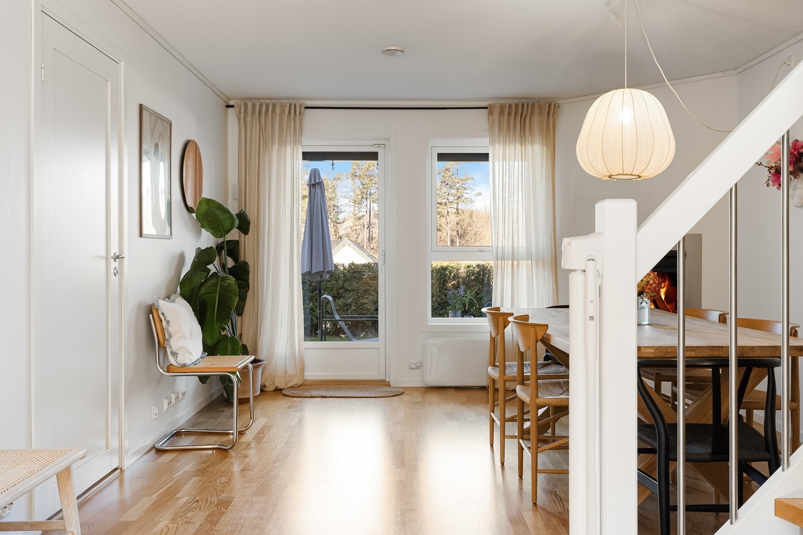 Fin plass til spisebord i tilknytning til kjøkken Galleribilde