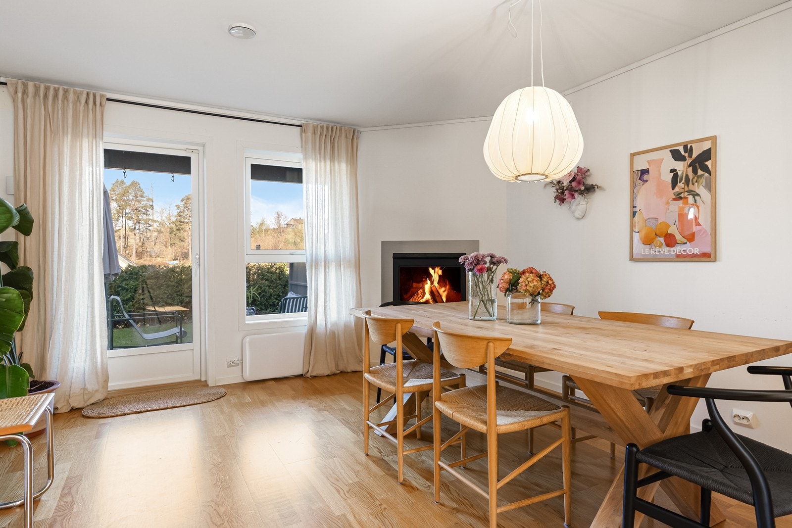 Store vindusflater som slipper inn rikelig med naturlig lys Galleribilde