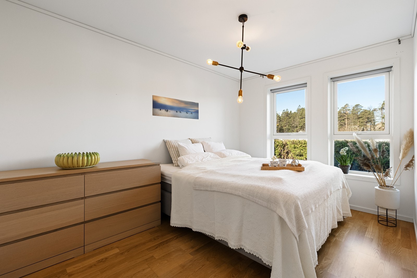 Romslig soverom i 1. etg. med god plass til garderobe Galleribilde