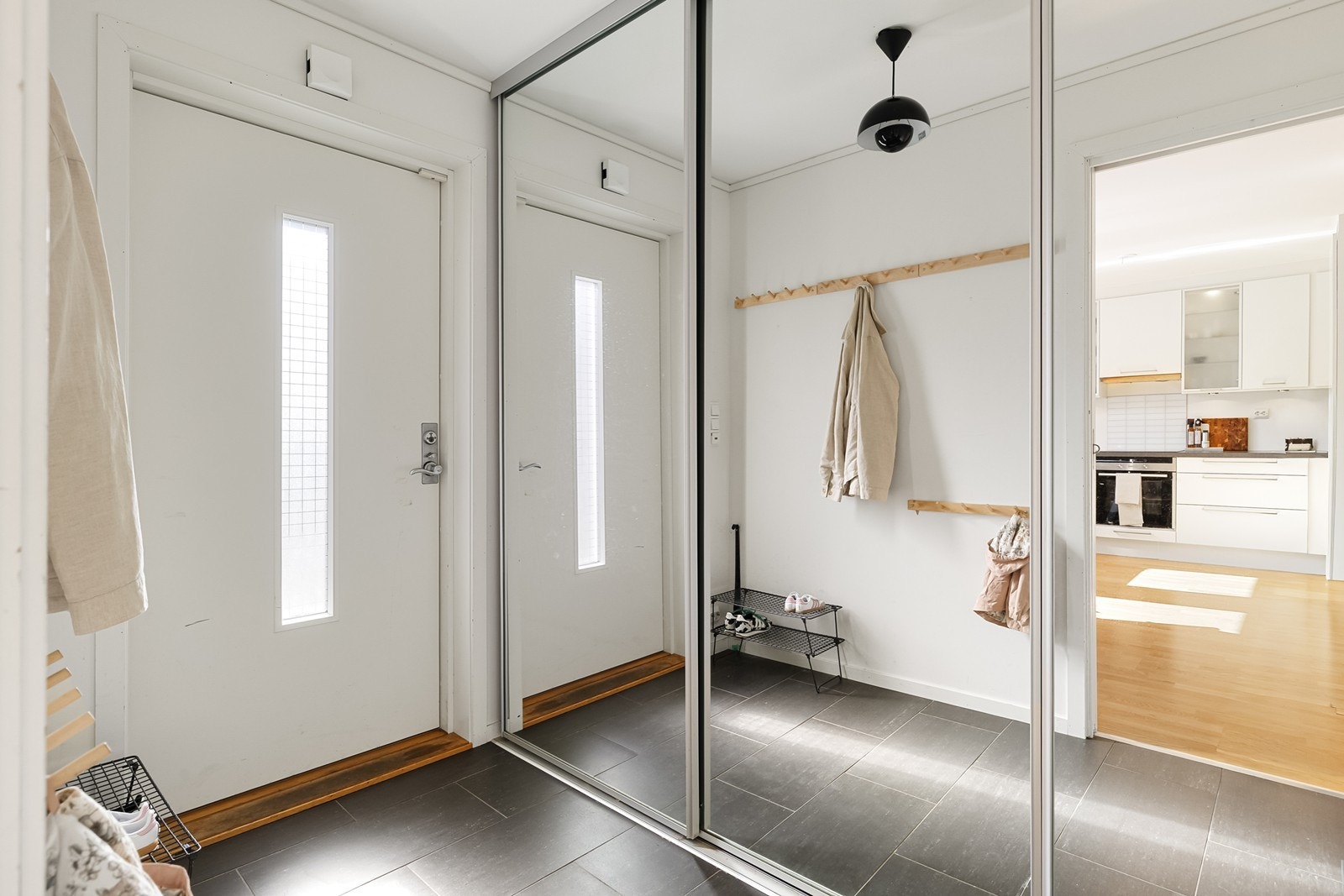 Innbydende entre med skyvedørsgarderobe Galleribilde