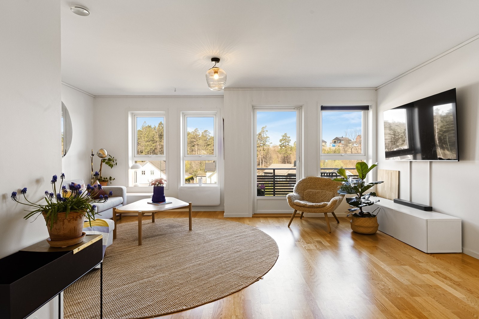 Lys og åpen loftstue med utgang til balkong Galleribilde