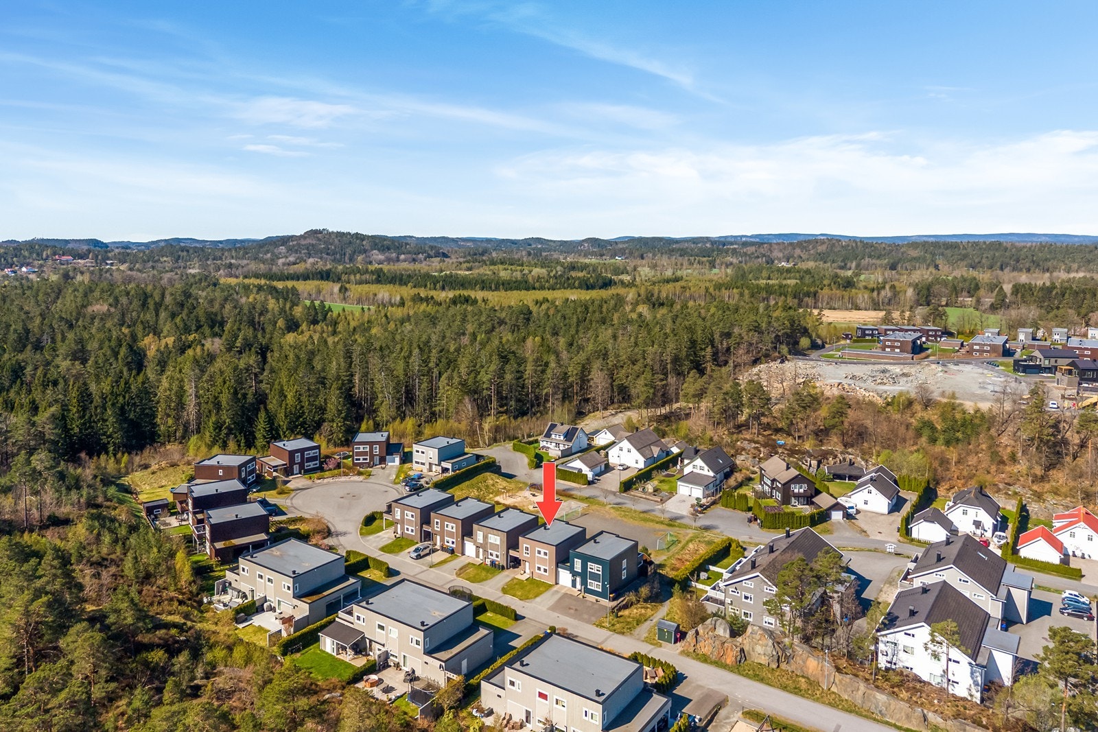Fine turområder i skog og mark, badeplasser i nærheten. Bussholdeplass like i nærheten som tar deg vider til Arendal, Grimstad og Kristiansand. Enkel adkomst til E-18. Galleribilde