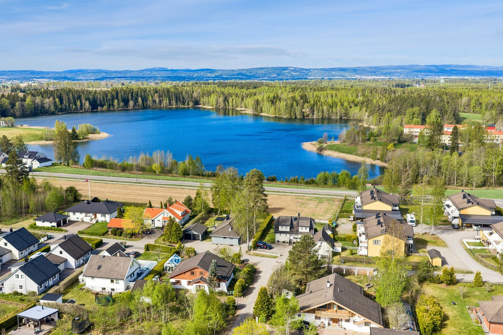 Nordbytjernet ligger en kort gåtur fra boligen og er et av de flotteste friluftsområdene i Ullensaker. Galleribilde