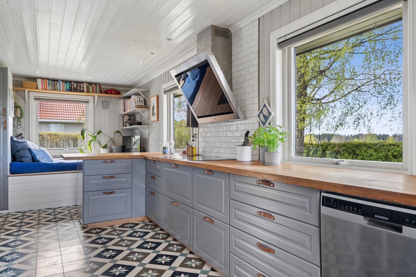 Moderne kjøkken med profilerte fronter og benkeplate i heltre. Galleribilde