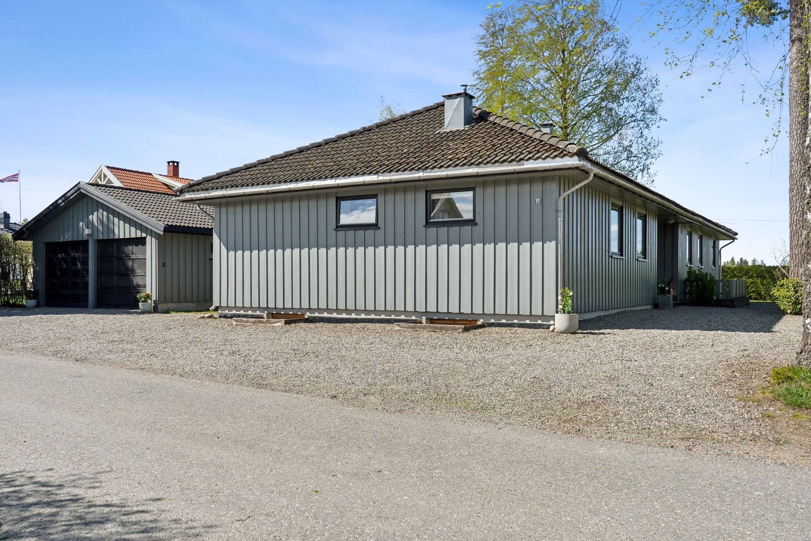 Gode parkeringsmuligheter på tomten ved innkjørsel og i dobbelgarasje. Galleribilde
