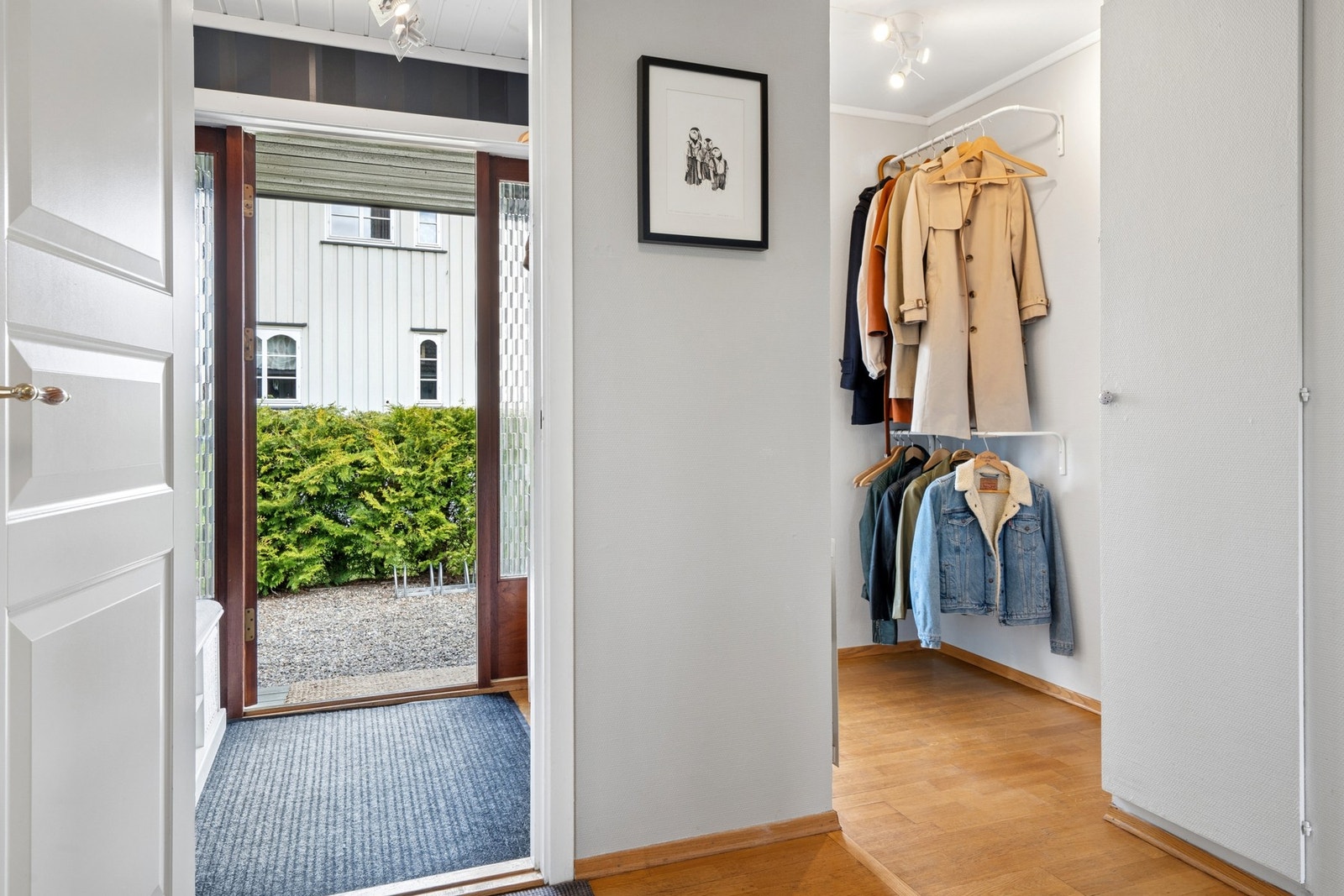 Inngang og walkingarderobe for plass til sko, jakker og yttertøy. Galleribilde