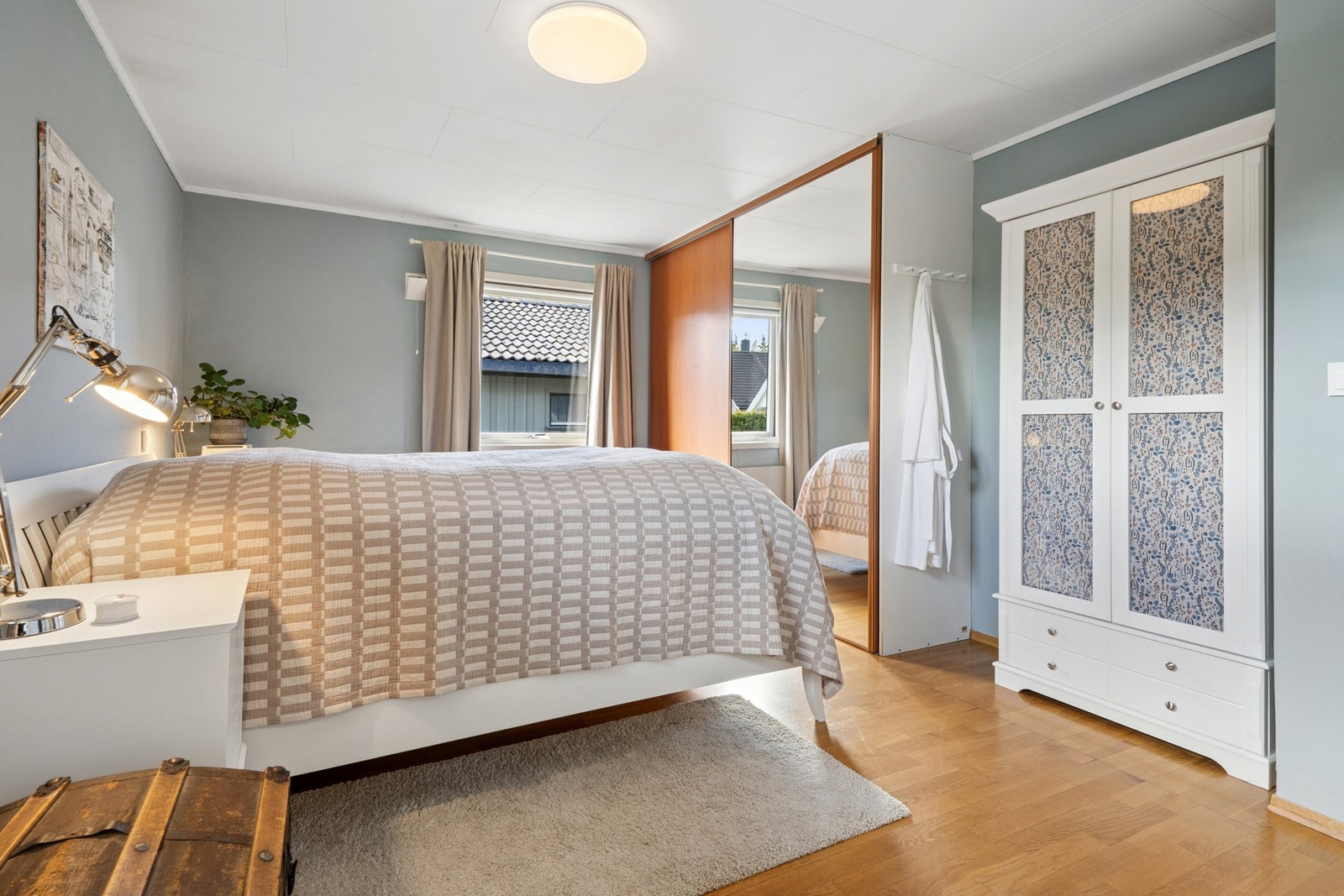 Ett av husets 5 soverom, med god plass til dobbeltseng og tilhørende møblement. Galleribilde