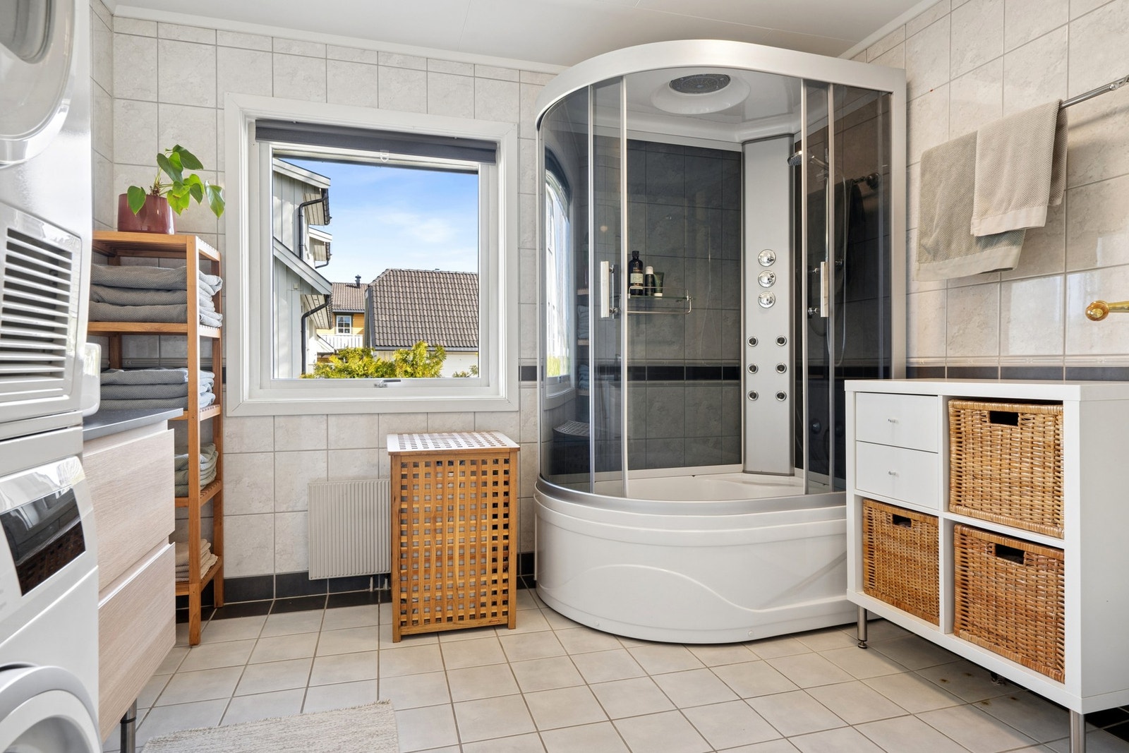 Badet er lyst og funksjonelt med servant, toalett og et dusjkabinett. Galleribilde