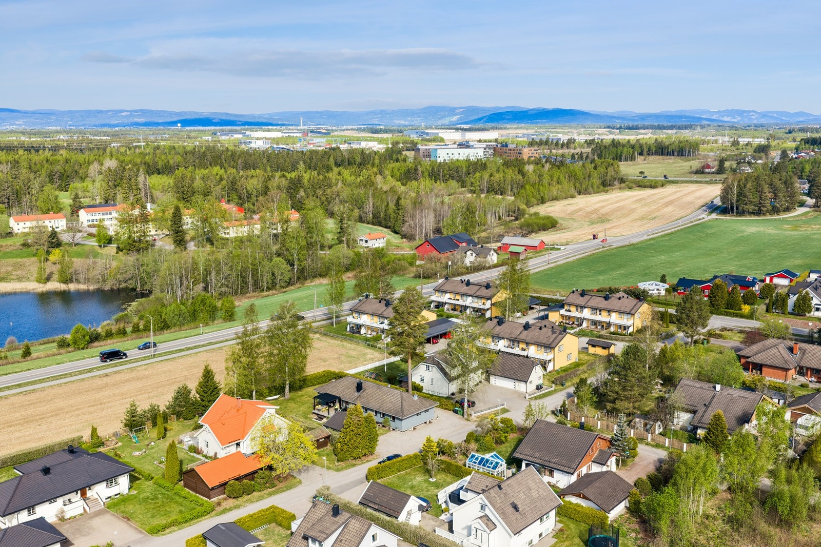 Sentral og populær beliggenhet med gangavstand til barneskole og barnehager, samt kort avstand til Jessheim sentrum. Galleribilde