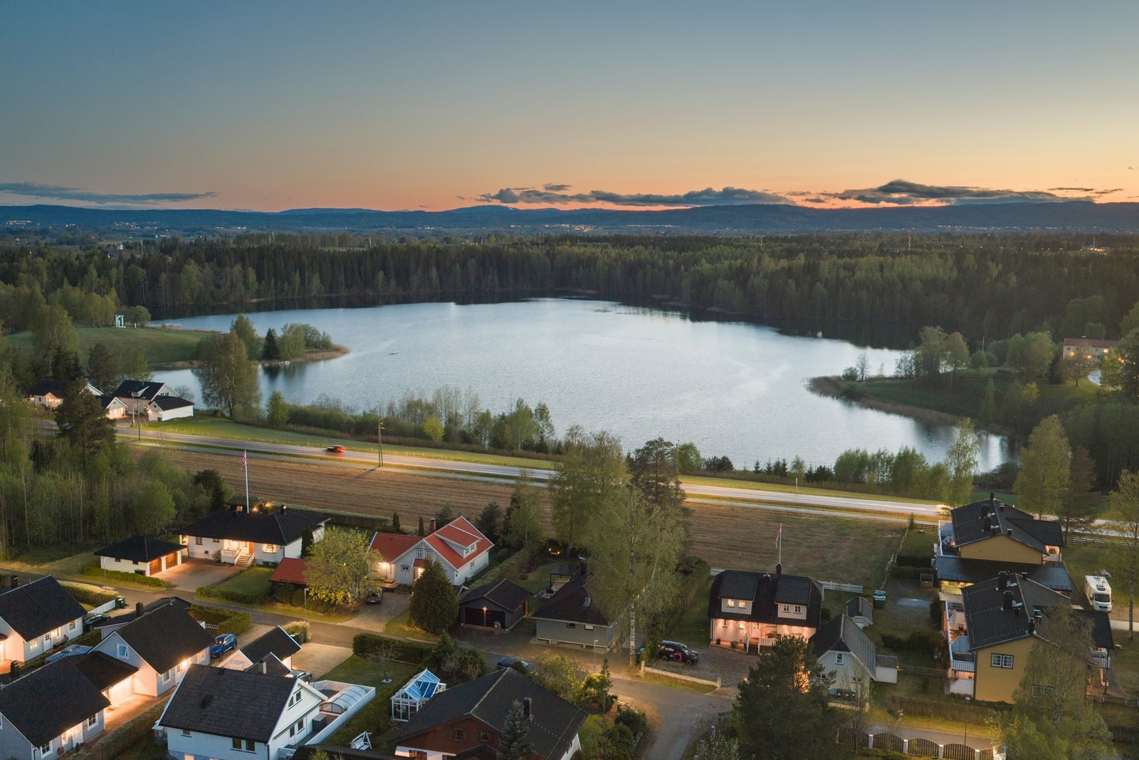 Boligen har en unikt og lekker utsikt til det populære rekreasjonsområdet Nordbytjernet. Nordbytjernet ligger en kort gåtur fra boligen og er et av de flotteste friluftsområdene i Ullensaker. Galleribilde