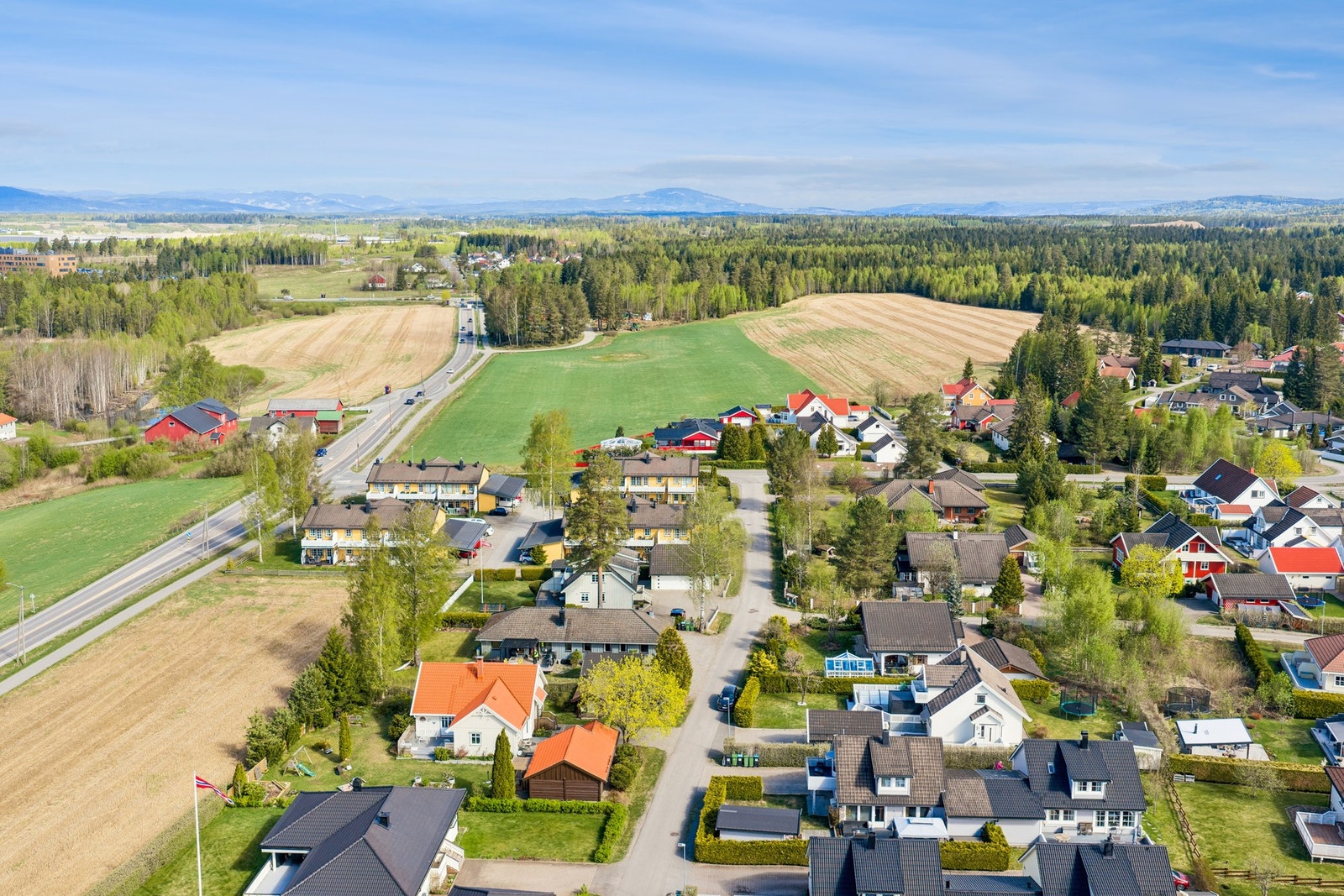 Beliggende i hyggelig nabolag som består hovedsakelig av villa og småhusbebyggelse. Galleribilde