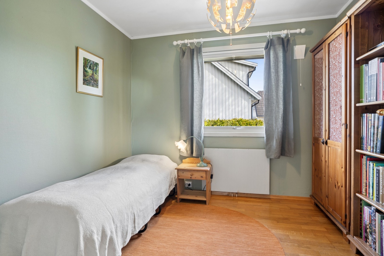 Alle soverommene har god plass til både seng, garderobe og annet møblement. Galleribilde