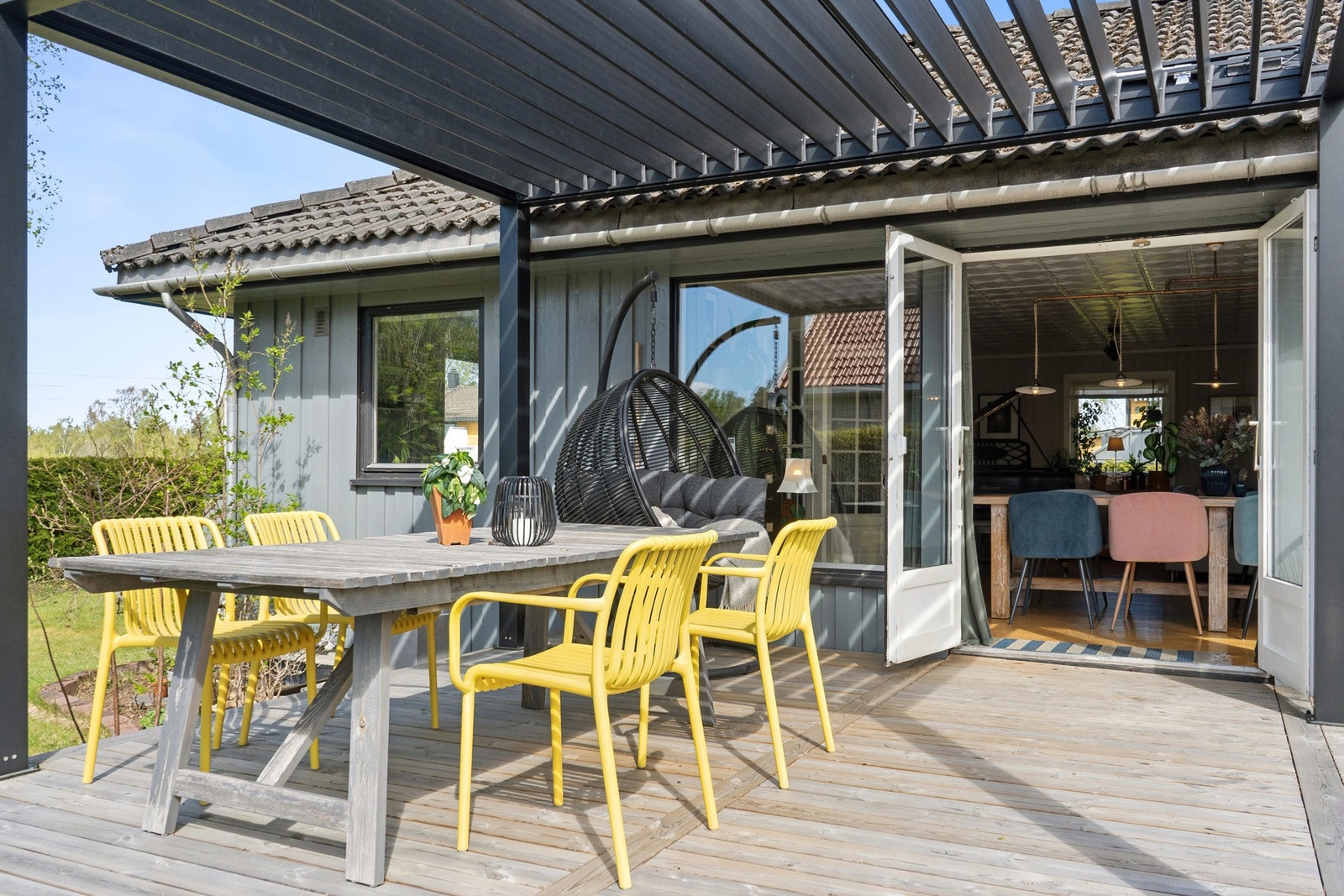 Boligen har en stor veranda, perfekt for fine og varme sommerdager. Her kan du nyte pent vær og hyggelige middager med grilling og god mat. Pergolaen på verandaen har elektrisk styring med fjernkontroll, som kan åpne og lukke lamellene i taket. Galleribilde