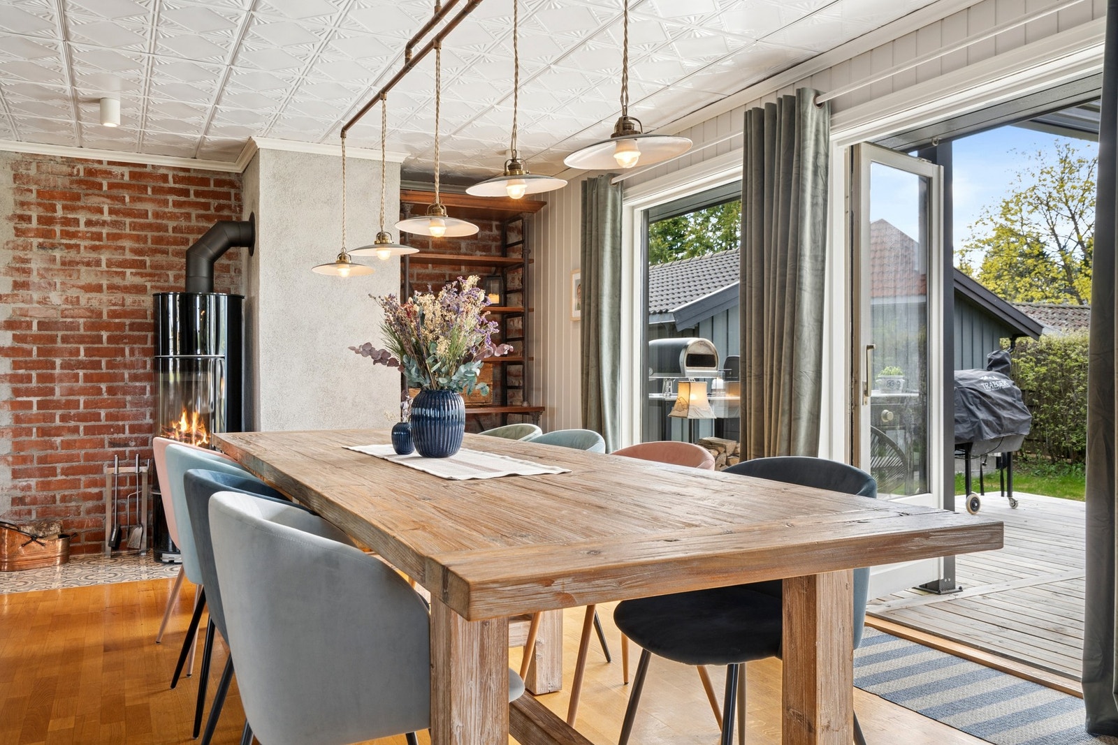 I stuen har du en naturlig sone for plassering av spisestue med utsyn mot hagen. Perfekt samlingssted for hyggelige måltider med de du er glad i. Galleribilde