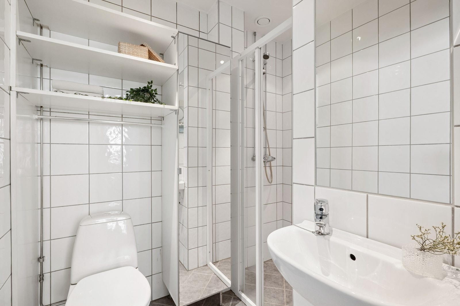 Badet har en fin størrelse og er flislagt fra gulv til tak med varmekabler i gulvet Galleribilde