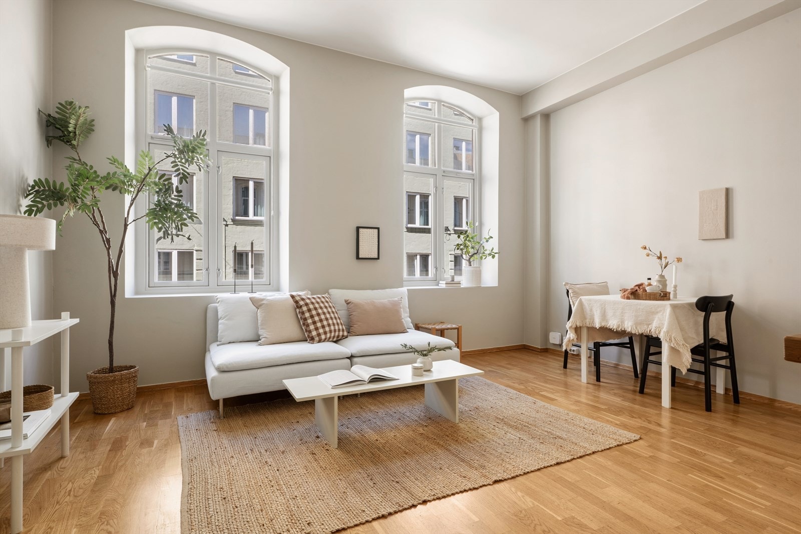 En sjarmerende og arealeffektiv 1-roms andelsleilighet med hems, beliggende i 2. etasje i en klassisk bygård fra 1860 midt i attraktive Kvadraturen i Oslo sentrum. Galleribilde