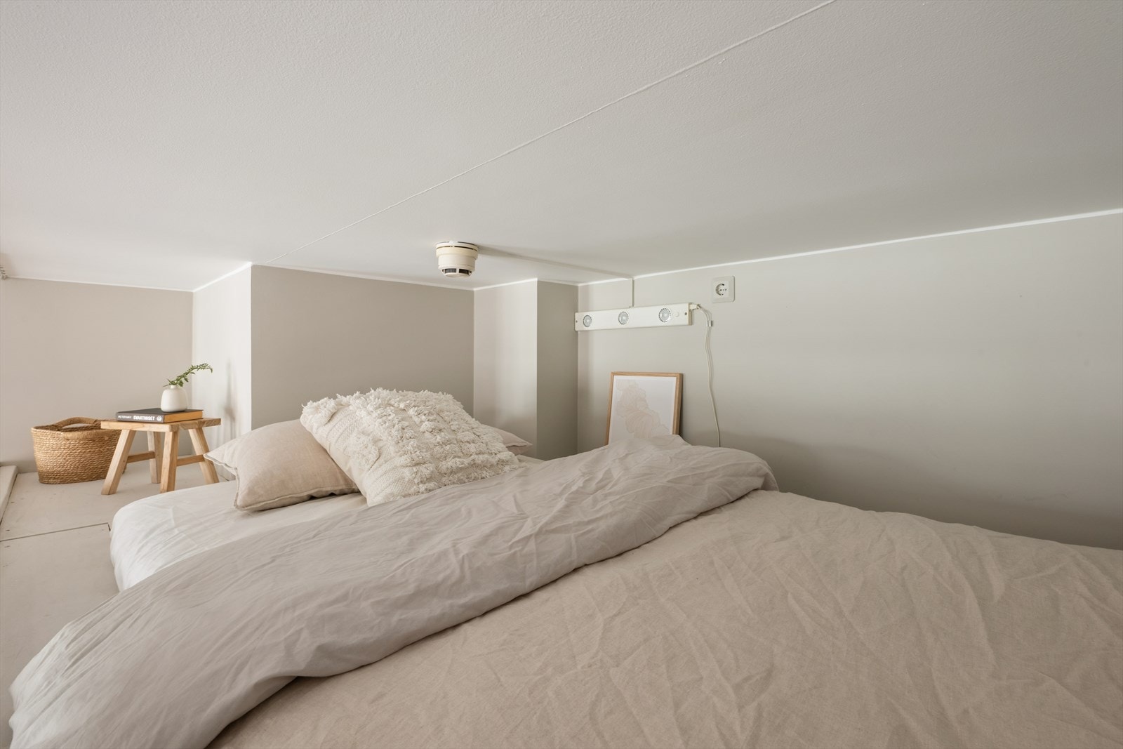Hems med en gulvflate på 4,3 m² som fungerer som soveroms- eller lagringssone. Galleribilde