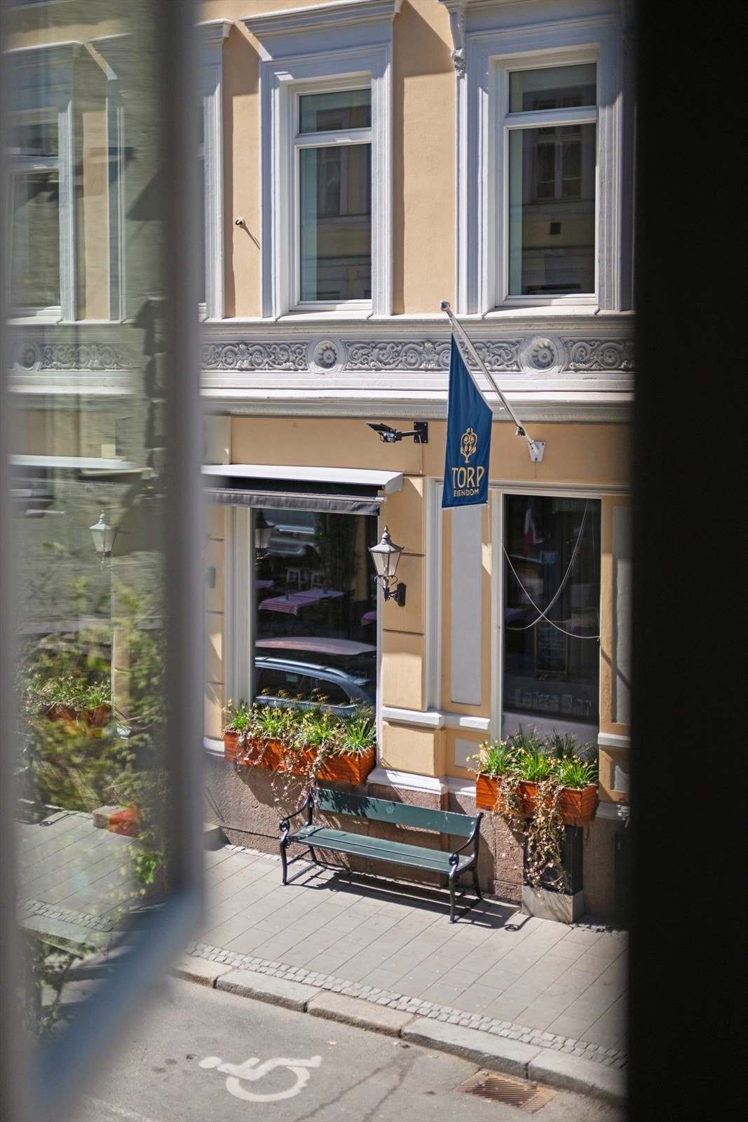 Supersentral beliggenhet i Kvadraturen - med umiddelbar nærhet til alt man kan ønske seg av byliv, servicetilbud, kollektivtransport, butikker, kafeer og restauranter. Galleribilde