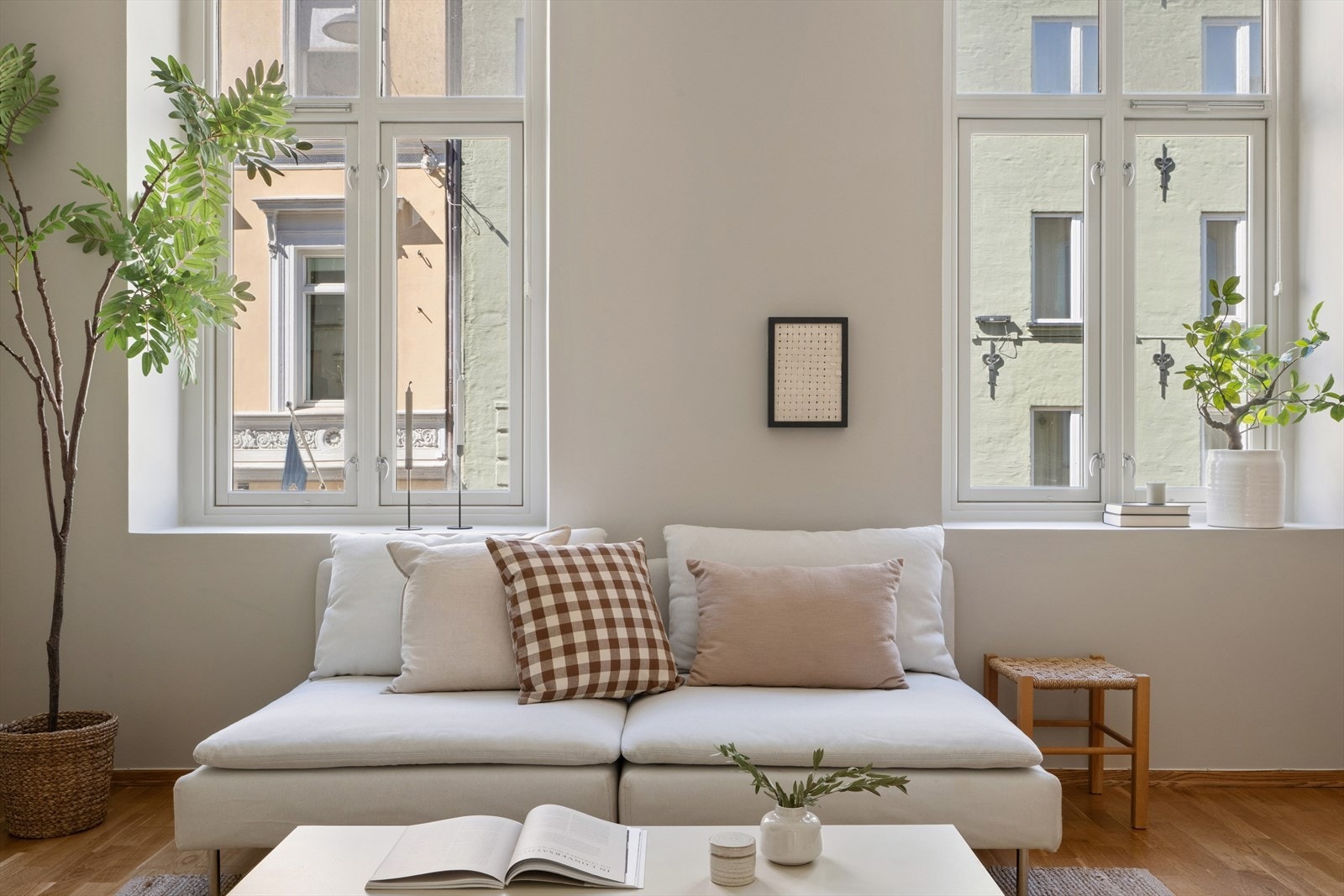 Store vinduer med dype vinduskarmer Galleribilde