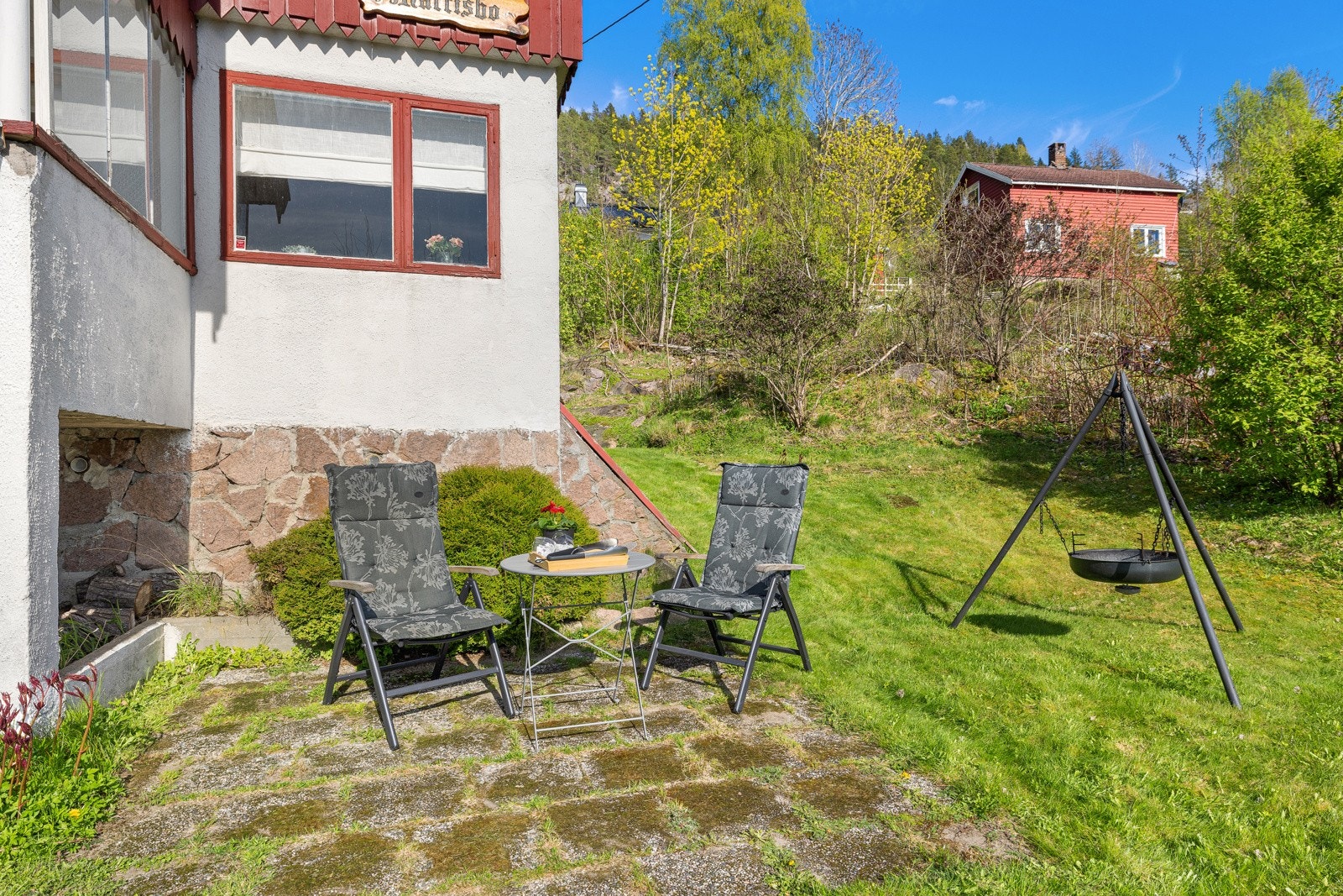 Det er mange hyggelige uteplasser på tomten. Galleribilde