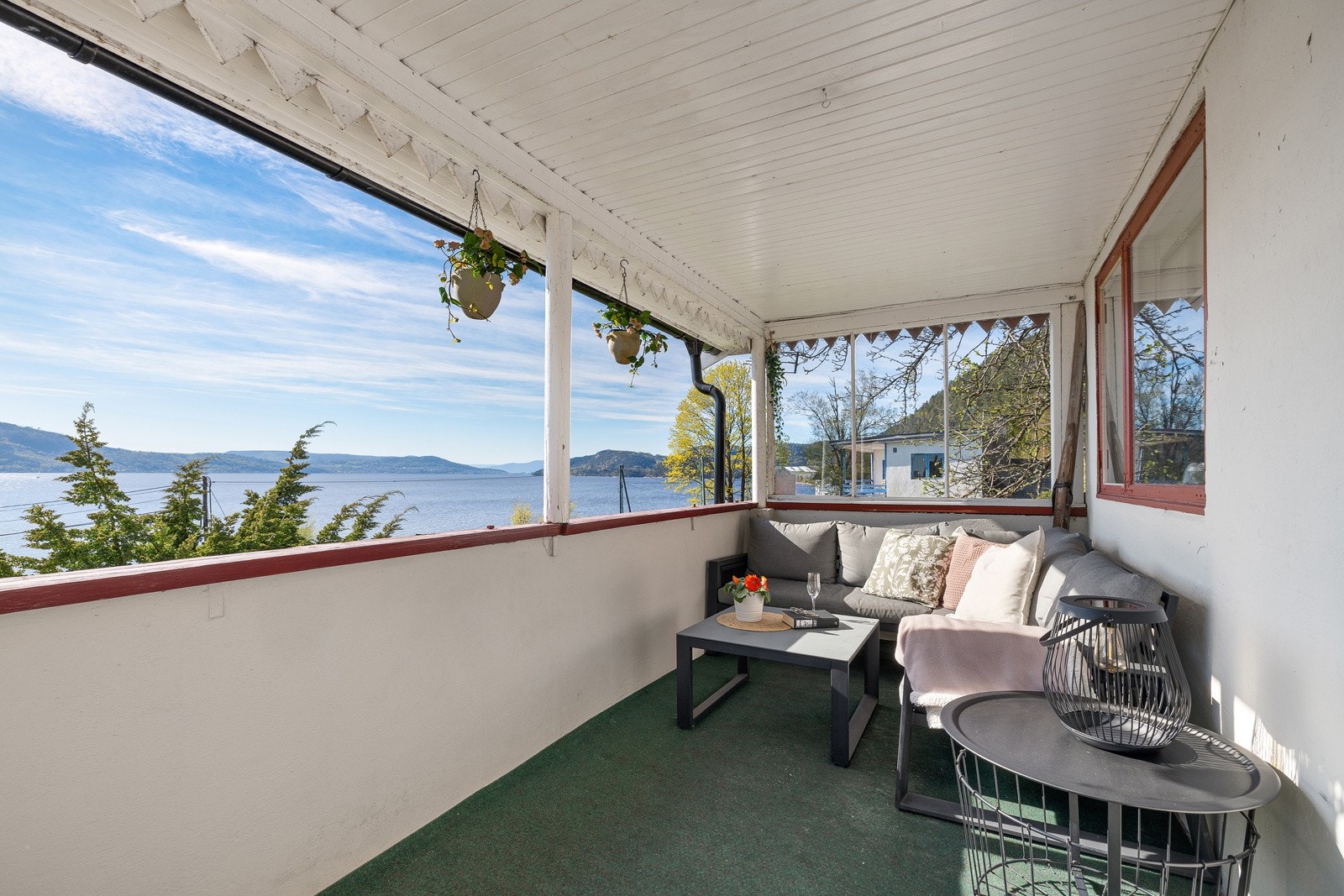 Overbygget terrasse utenfor stuen, dette er stedet for sene sommerkvelder. Galleribilde