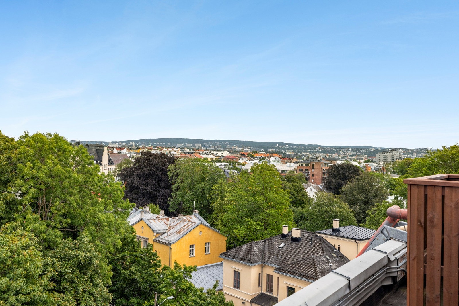 Flott utsikt over byen fra takterrassen. Galleribilde