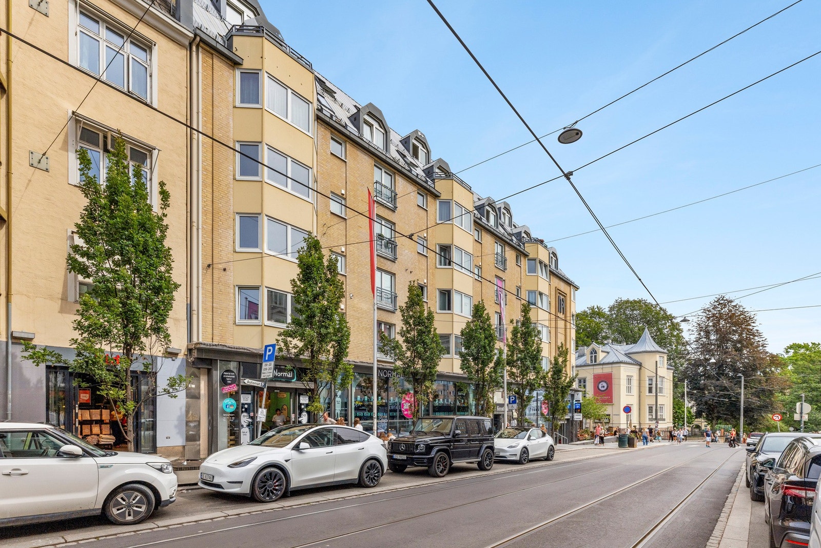 Direkte adkomst ut i Bogstadveien! En av Oslos mest populære og levende handlegater. Her finner du alt du måtte trenge av servicetilbud i en travel hverdag. Galleribilde