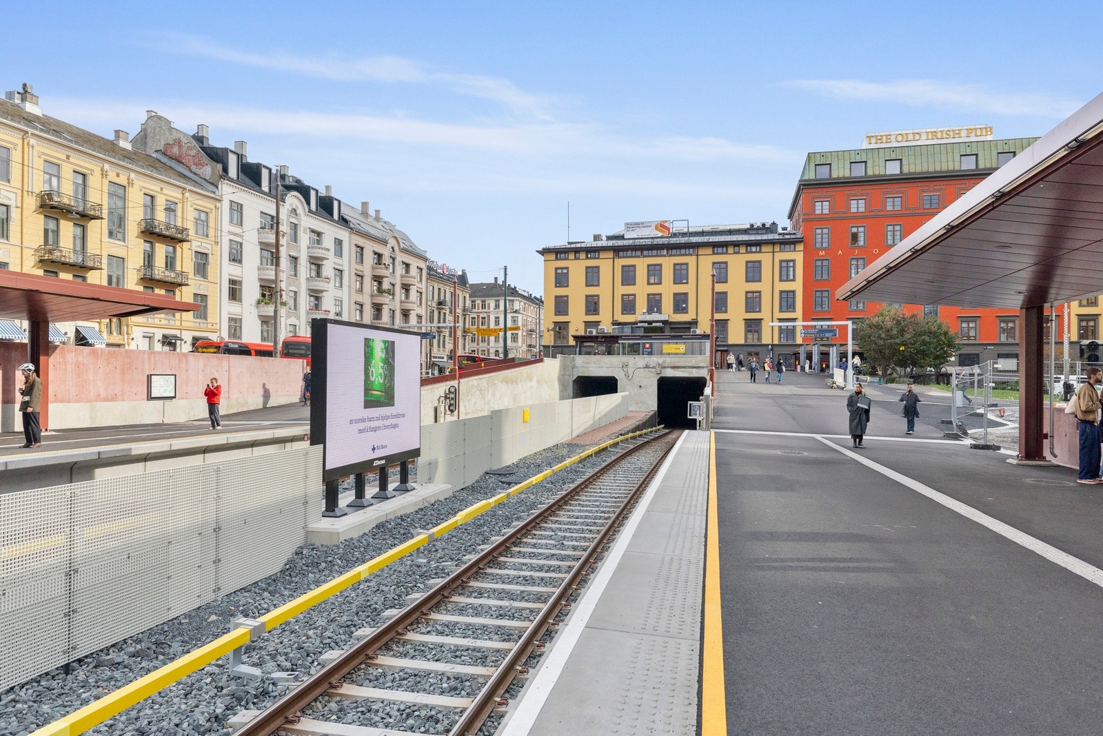 Kollektivtilbudet fra Majorstuen er meget godt, med både t-bane, trikk og buss lett tilgjengelig. Majorstuen T-banestasjon er et viktig knutepunkt som gir enkel tilgang til hele Oslo og omegn, og med t-banen kan du være i sentrum på få minutter. Galleribilde