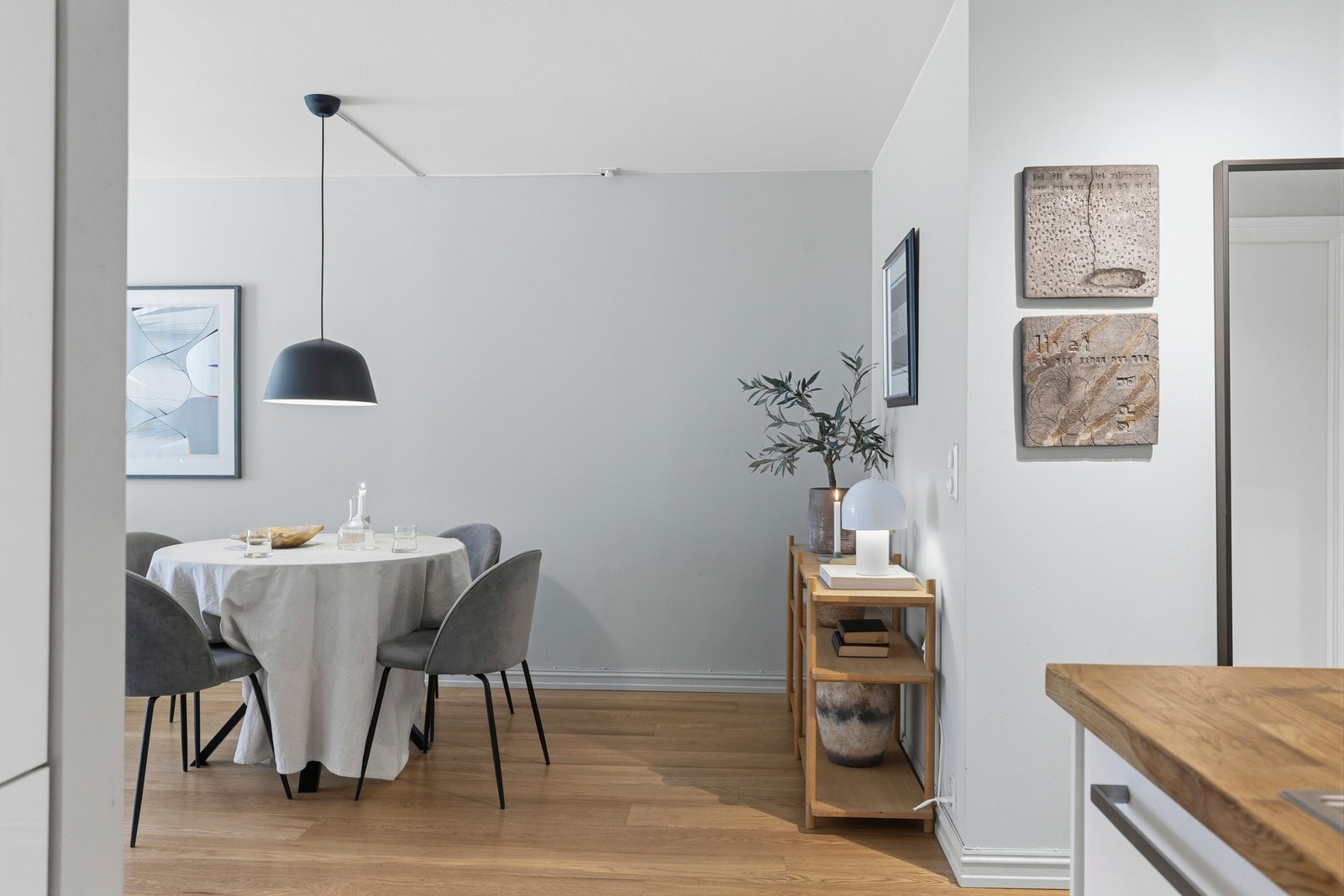 Leiligheten er malt i lyse fine farger og det er parkett på gulvene. Galleribilde