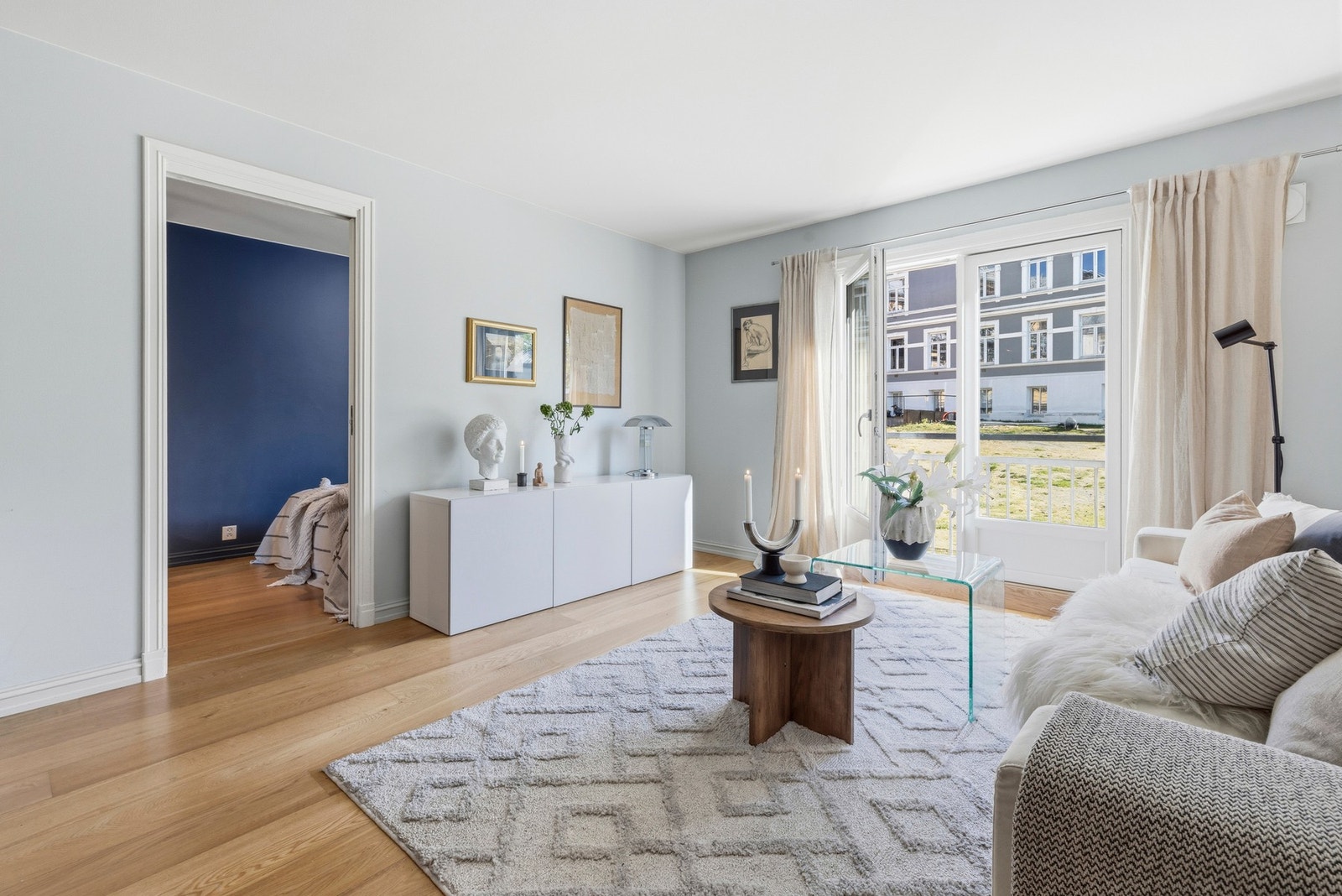 En gjennomført og lettstelt 2-roms leilighet med attraktiv planløsning, moderne uttrykk og en beliggenhet som er vanskelig å slå.
Foto Marika Mørkestøl Galleribilde