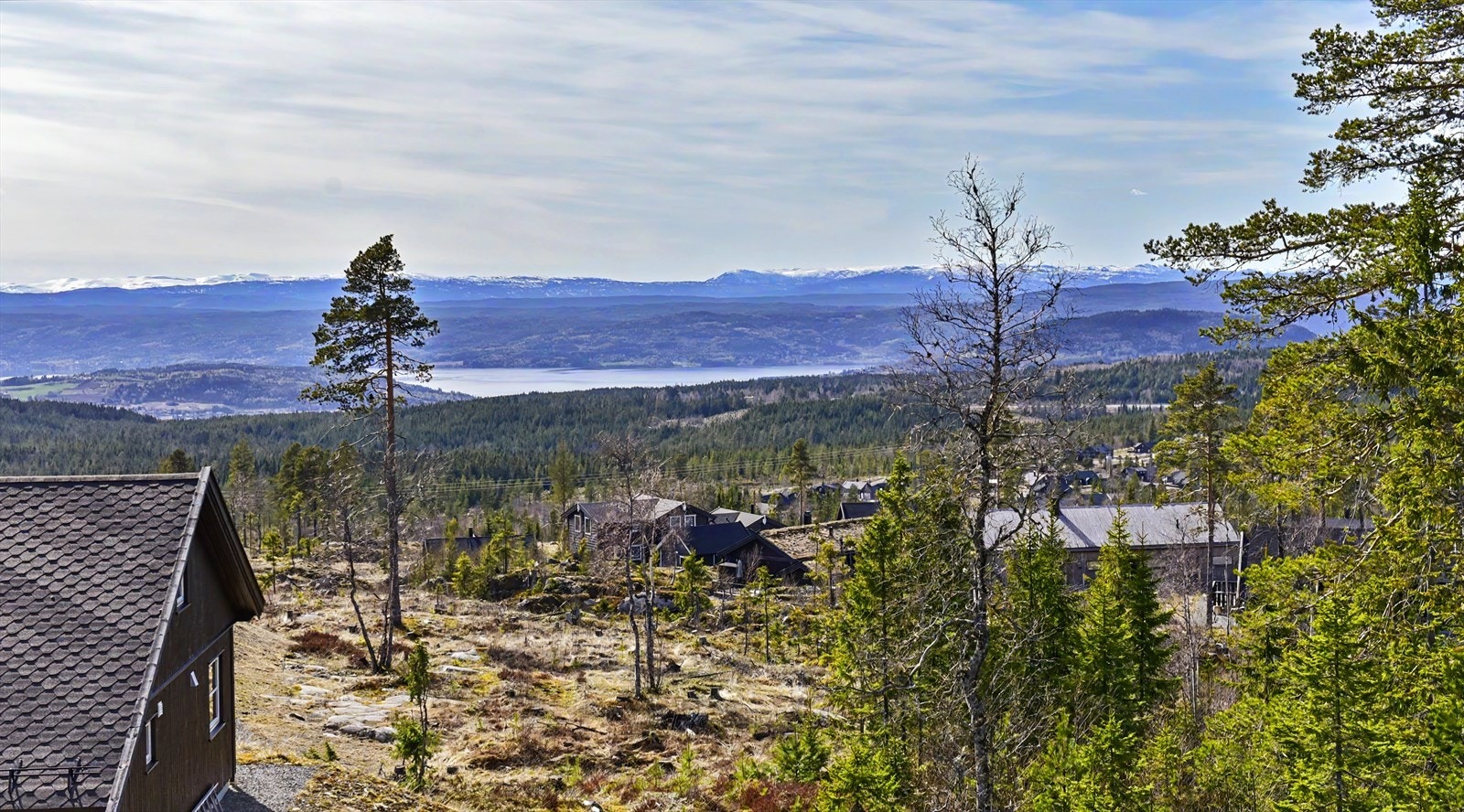 Fra eiendommen er det en flott utsikt over landskapet. På klare dager kan man se helt til Rondane og Jotunheimen fra Lushaugtårnet i nærheten. Galleribilde