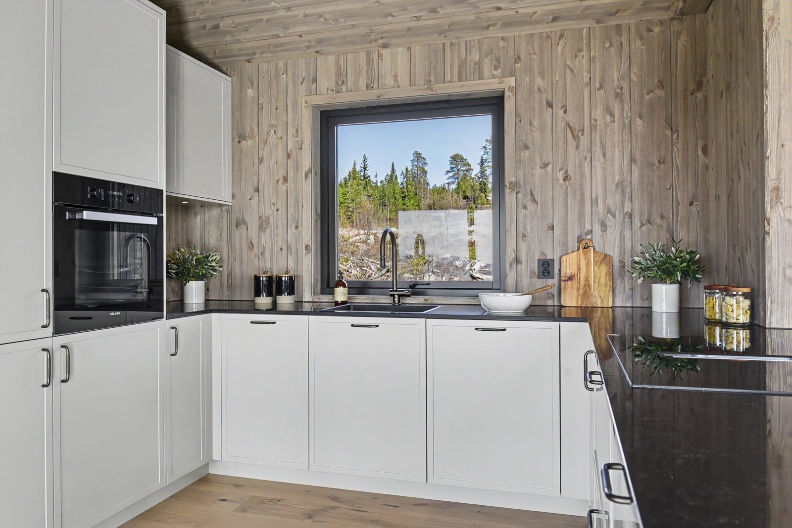 Vinduet over kjøkkenbenken gir godt arbeidslys og utsikt mot naturen. Galleribilde