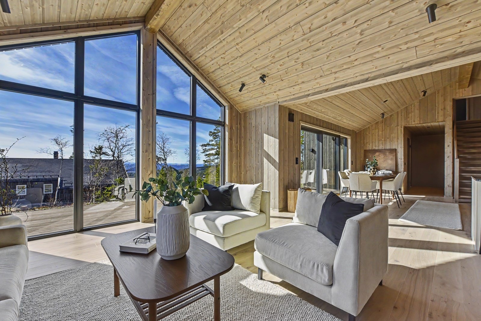 Gjennomgående enstavs eikeparkett på gulvene gir et helhetlig og solid inntrykk. Galleribilde