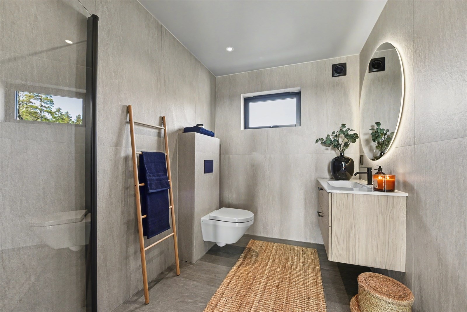 Badet er romslig og funksjonelt innredet med moderne løsninger. Galleribilde