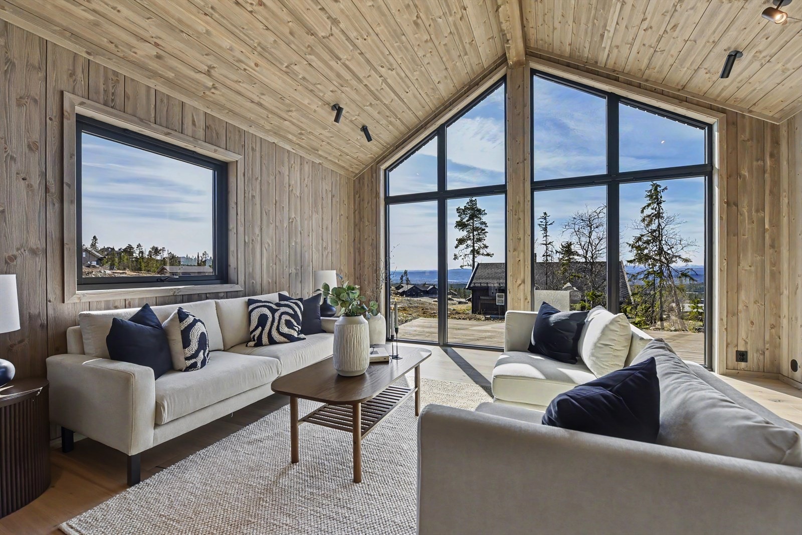 Her er det god plass til en stor sofagruppe hvor hele familien kan samles. Galleribilde