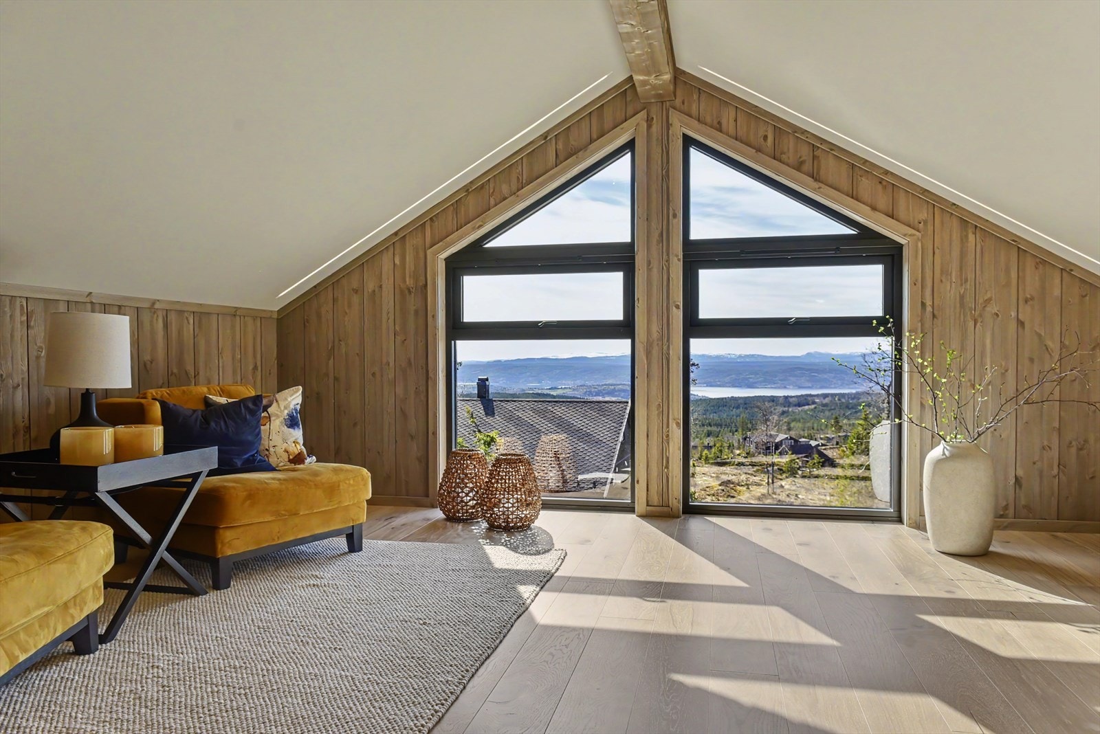 Loftstuen er et perfekt ekstra oppholdsrom for barn eller gjester, med en fantastisk utsikt. Galleribilde